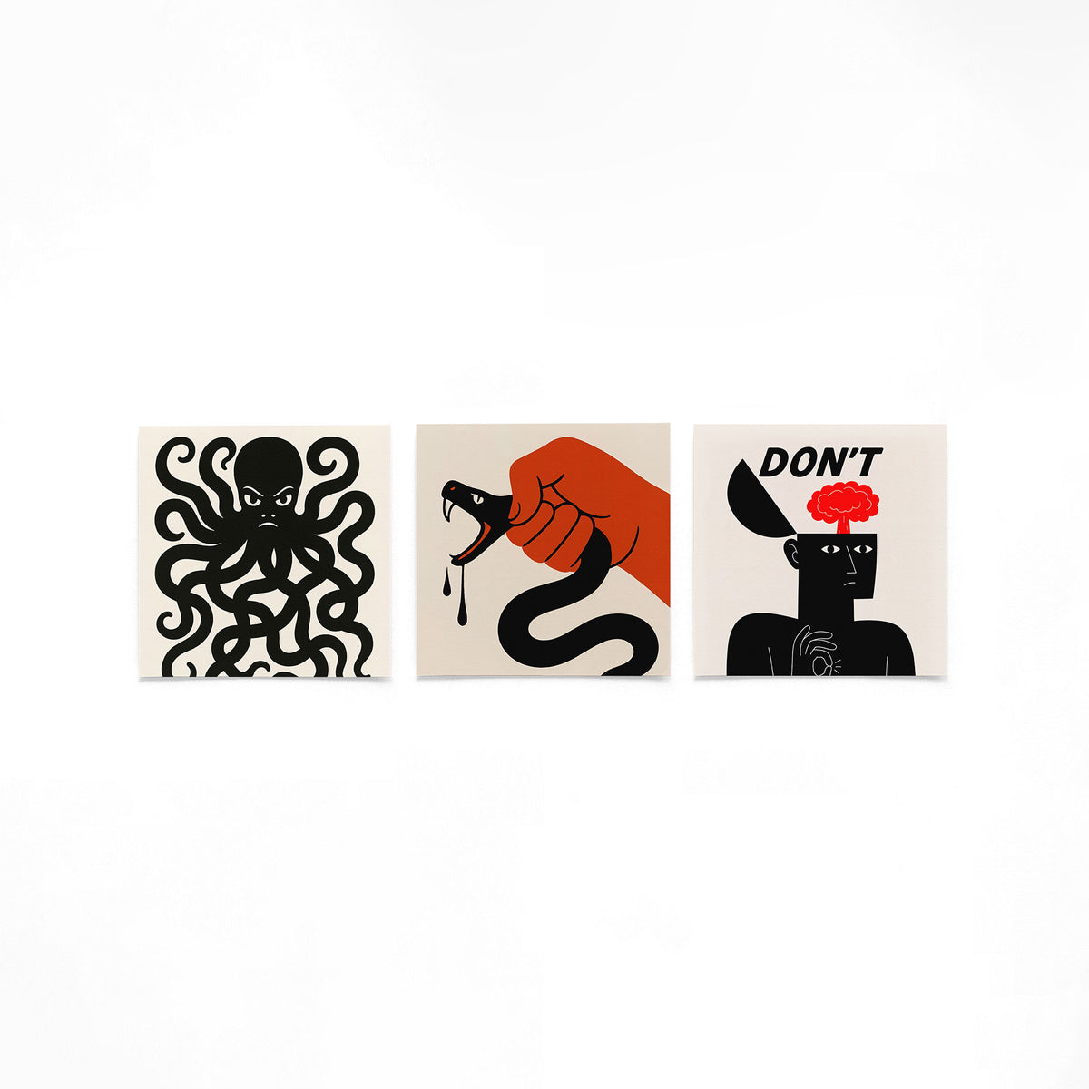 Drie vierkante posters met zwarte figuren en rode boom op een gebroken witte achtergrond