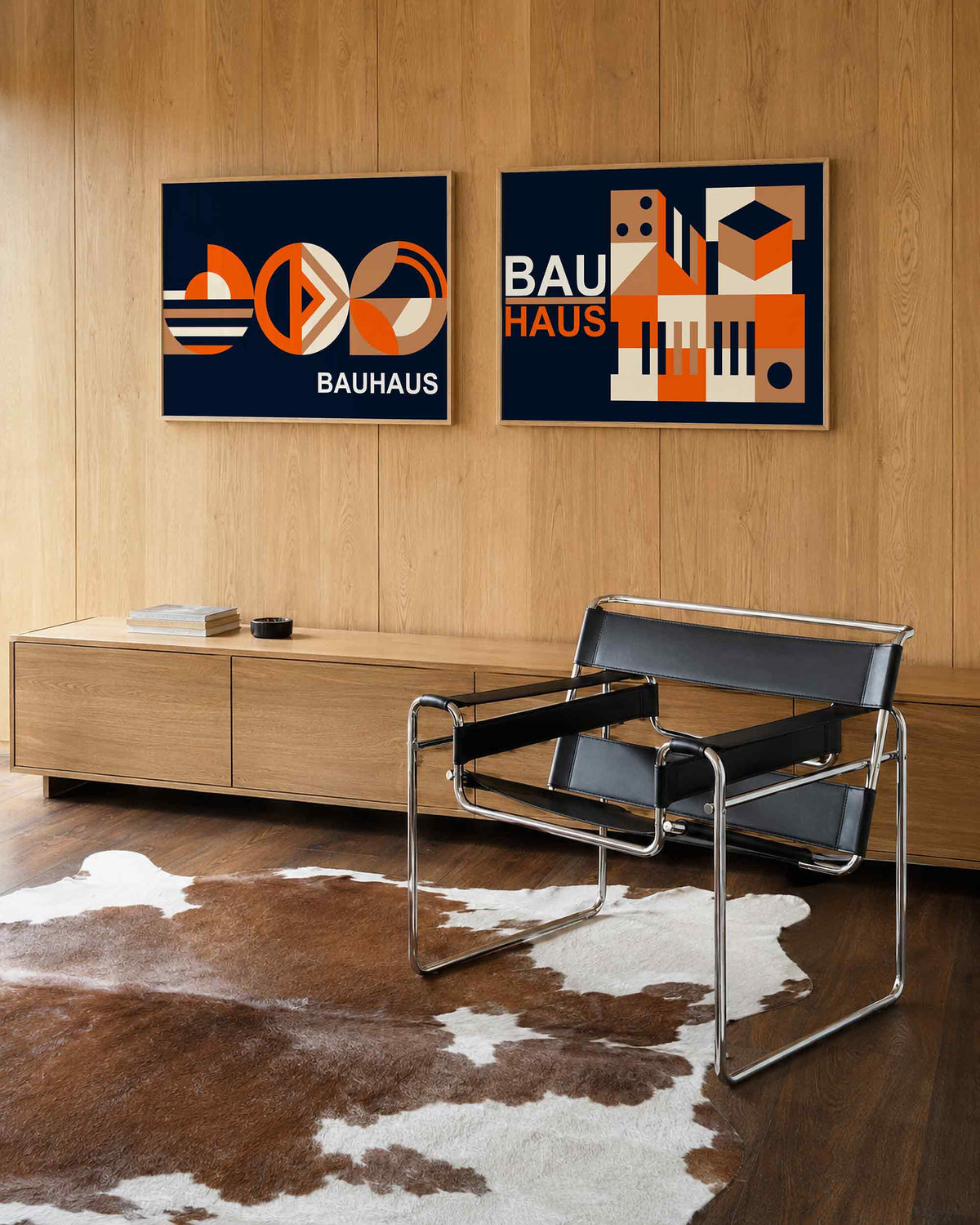 Interieurmockup van tweedelige landscape-posterset met oranje cirkels en kubusvlakken