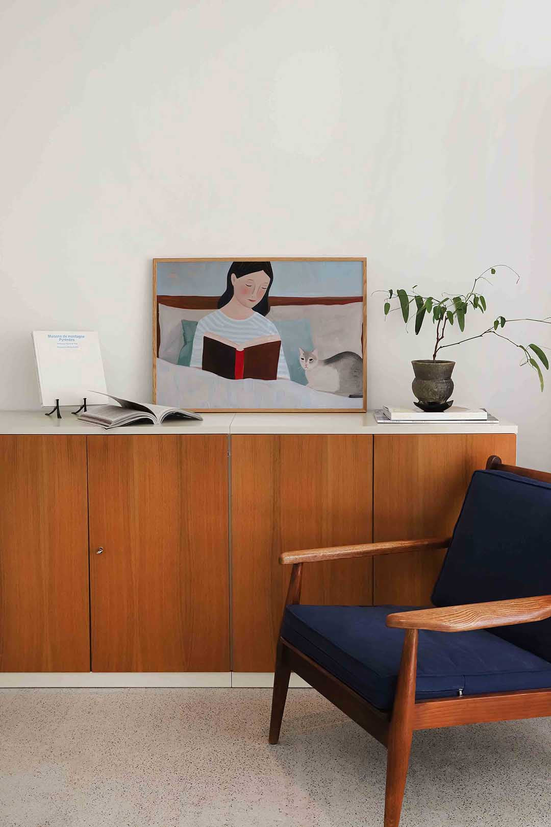 Lezende vrouw met kat Poster