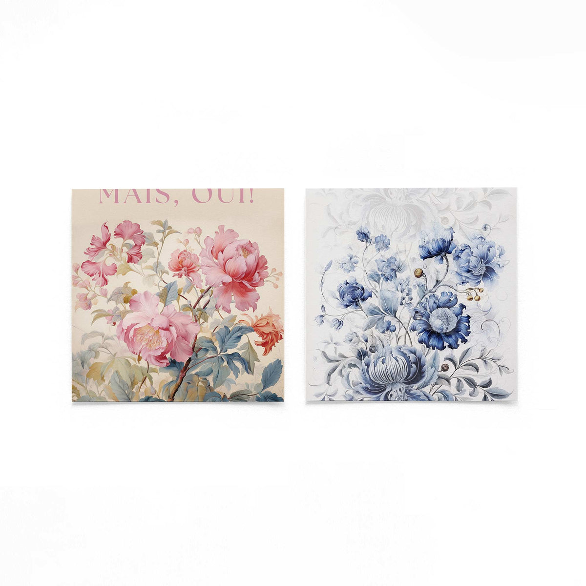 Twee vierkante posters met bloemen in roze en blauw op een gebroken witte achtergrond
