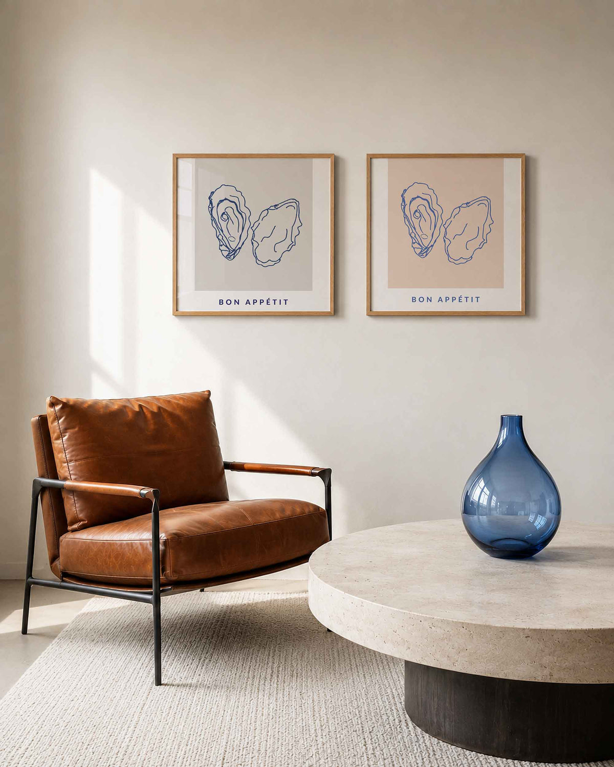 Interieurpresentatie van een tweedelige vierkante posterset met oester bon appétit