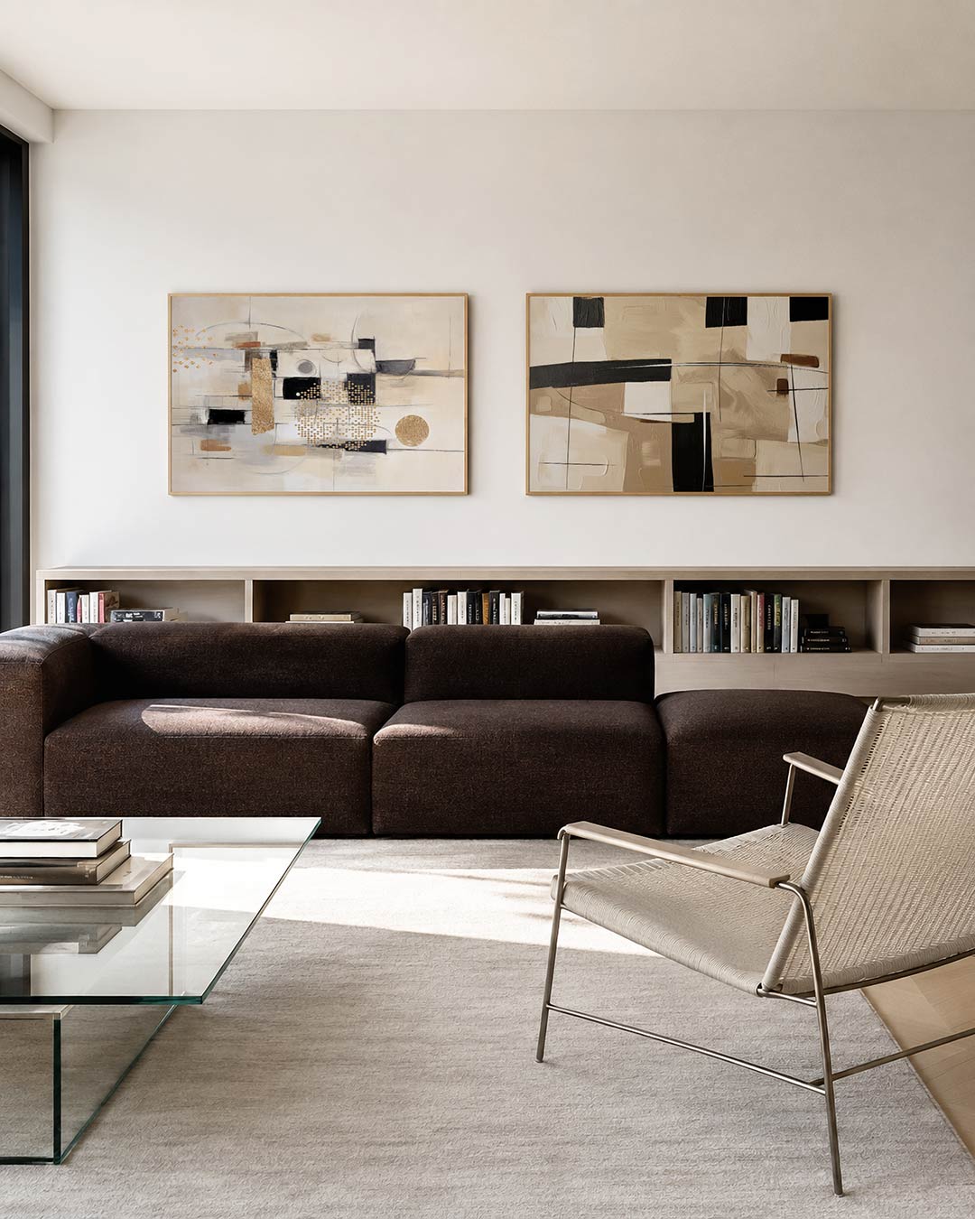 Tweedelige posterset met een spel van zwarte en gouden vlakken op een lichte achtergrond, getoond in een interieur