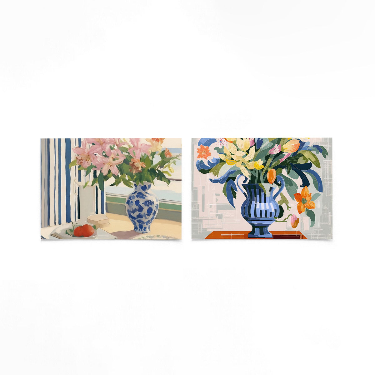 Twee liggende posters met een vaas met roze bloemen op een tafel bij een raam op een gebroken witte achtergrond