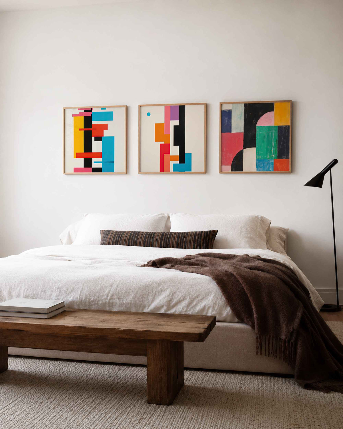 Interieurpresentatie van een driedelige vierkante posterset met abstracte vlakken