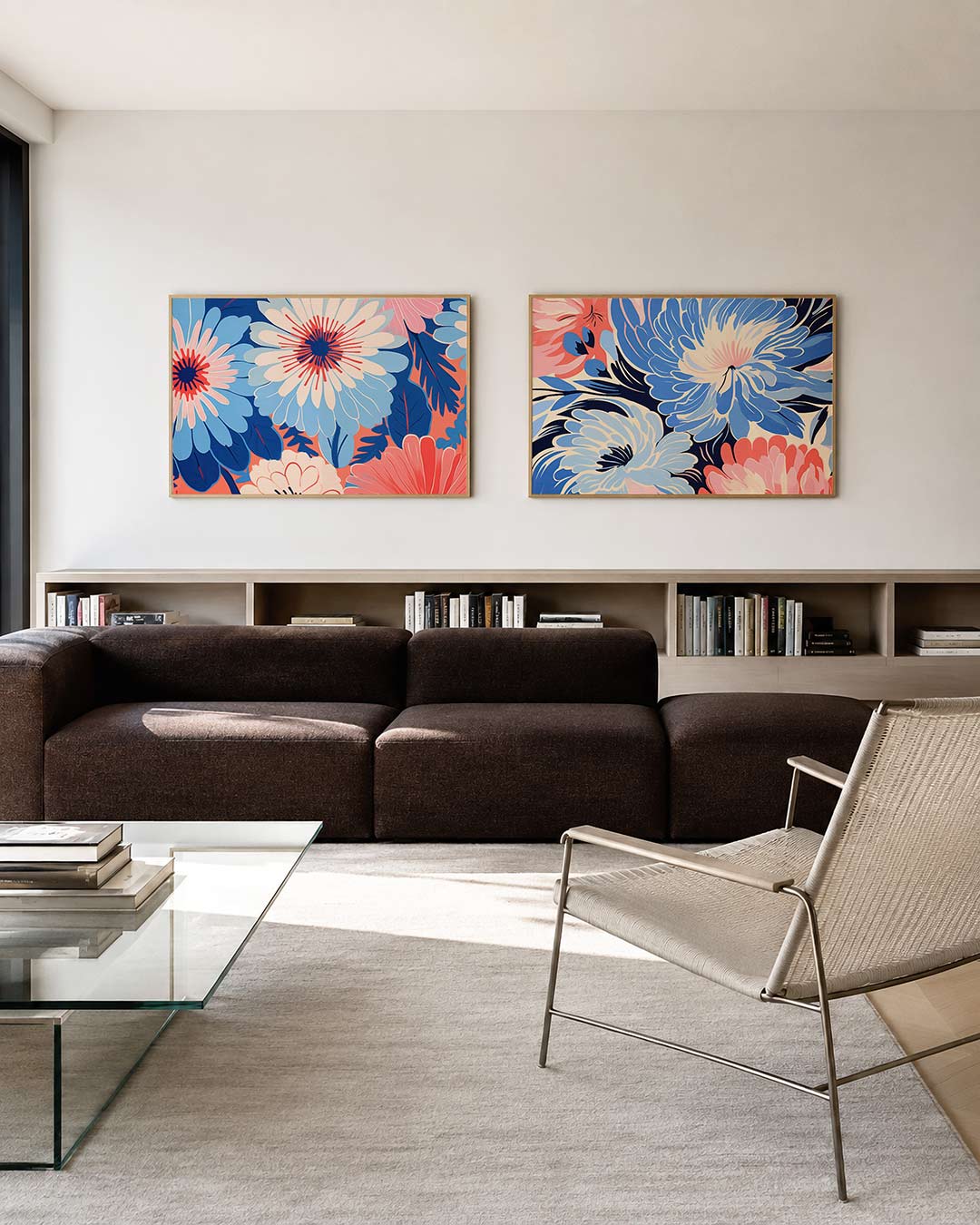 Interieurpresentatie van twee posters met grote bloemen in blauw, roze en wit vullen het beeld