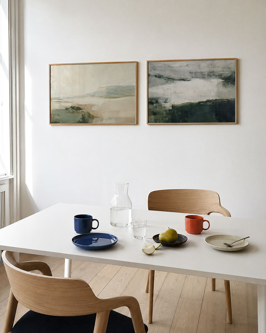 Twee liggende posters met een compositie van zachte, aardse kleuren, aan de muur in een interieur