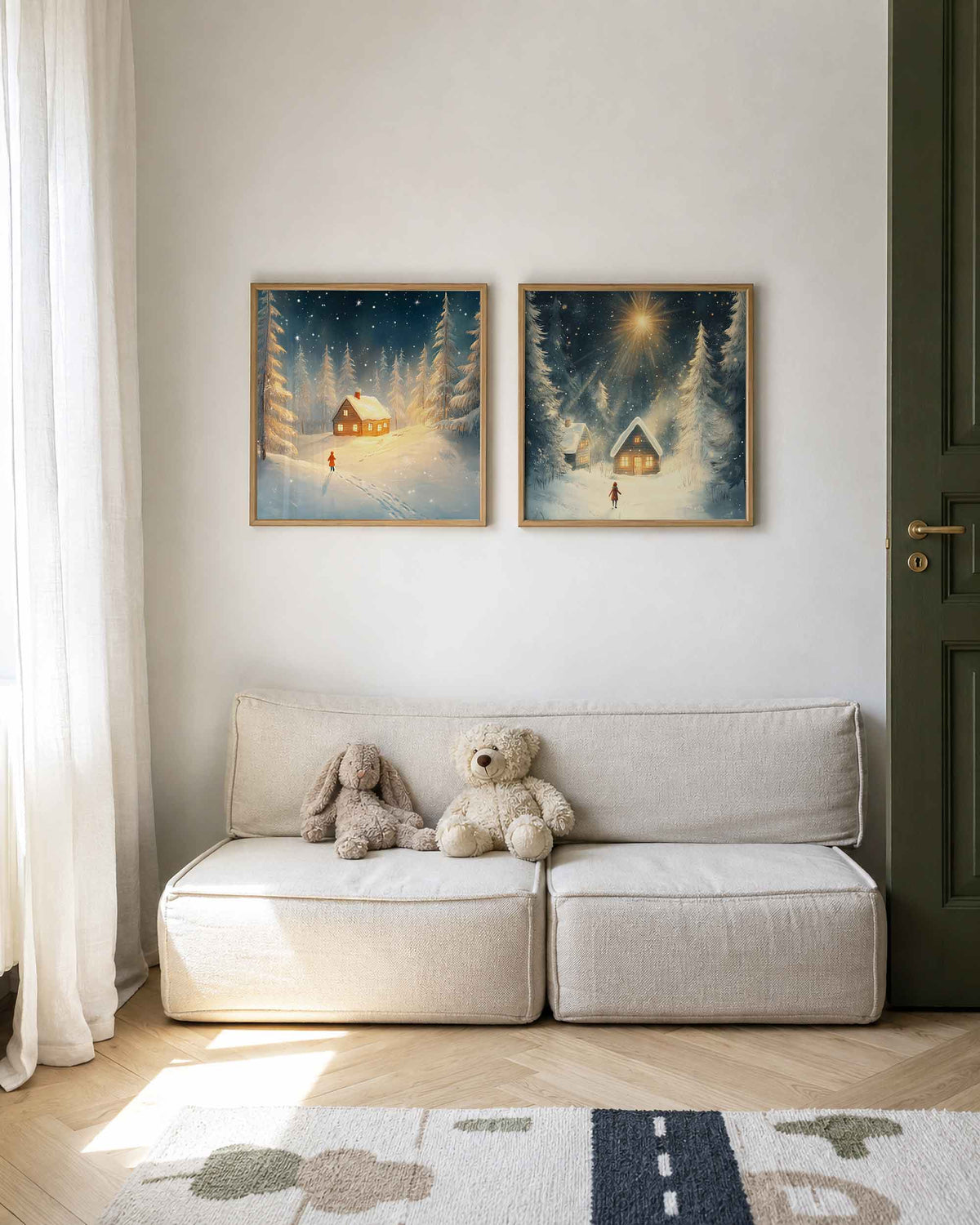 Interieurpresentatie van een tweedelige vierkante posterset met besneeuwde boshuisjes