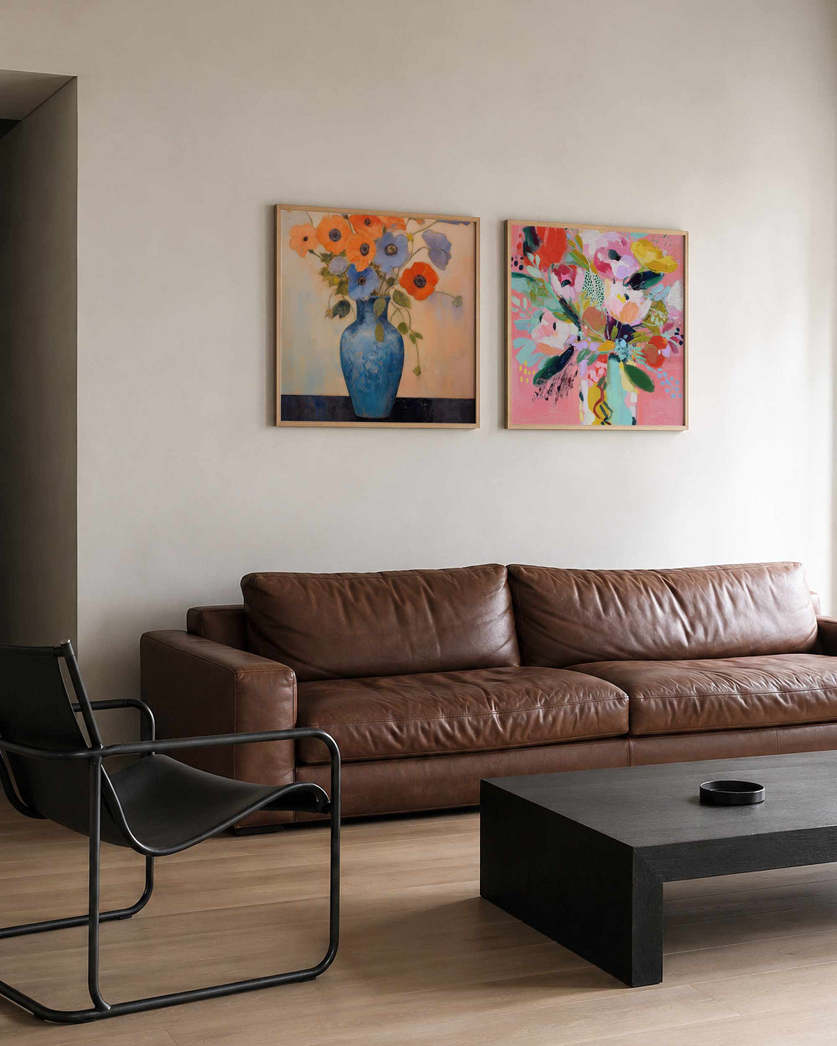 Interieurpresentatie van een tweedelige vierkante posterset met bloemen in kleur
