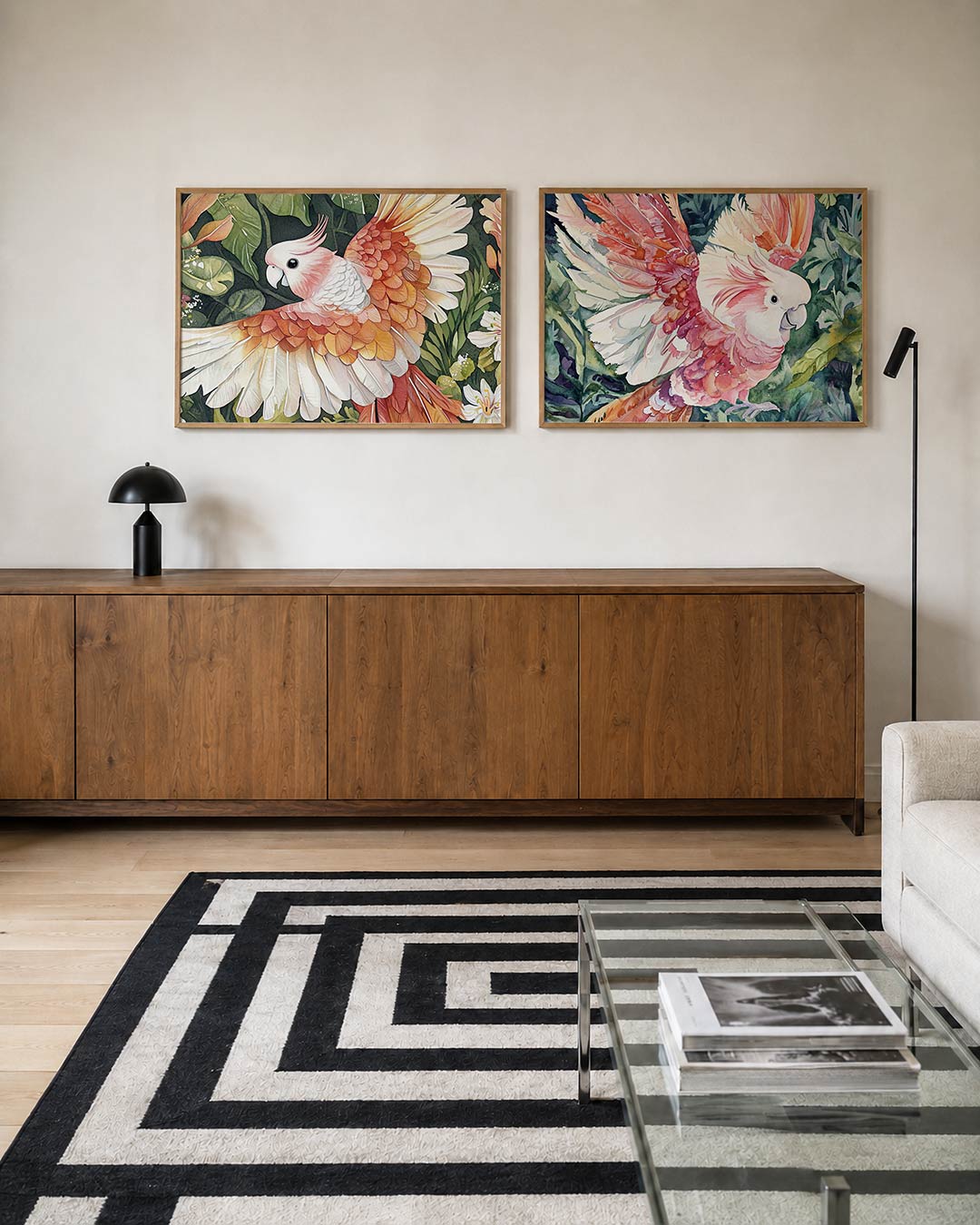 Twee liggende posters met een kleurrijke vogel met roze en oranje veren boven een achtergrond, aan de muur in een interieur