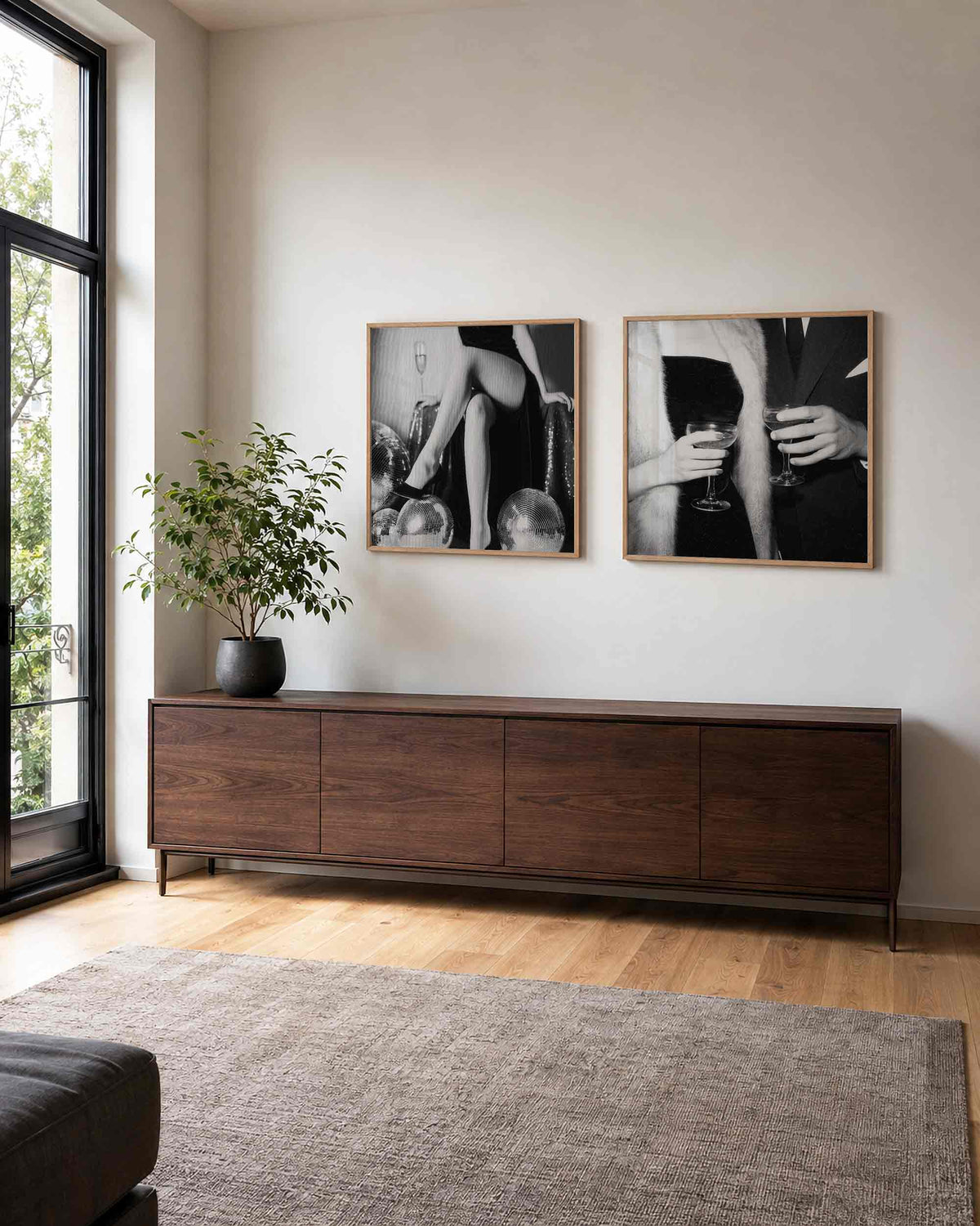 Interieurpresentatie van een tweedelige vierkante posterset met feestelijke glamour