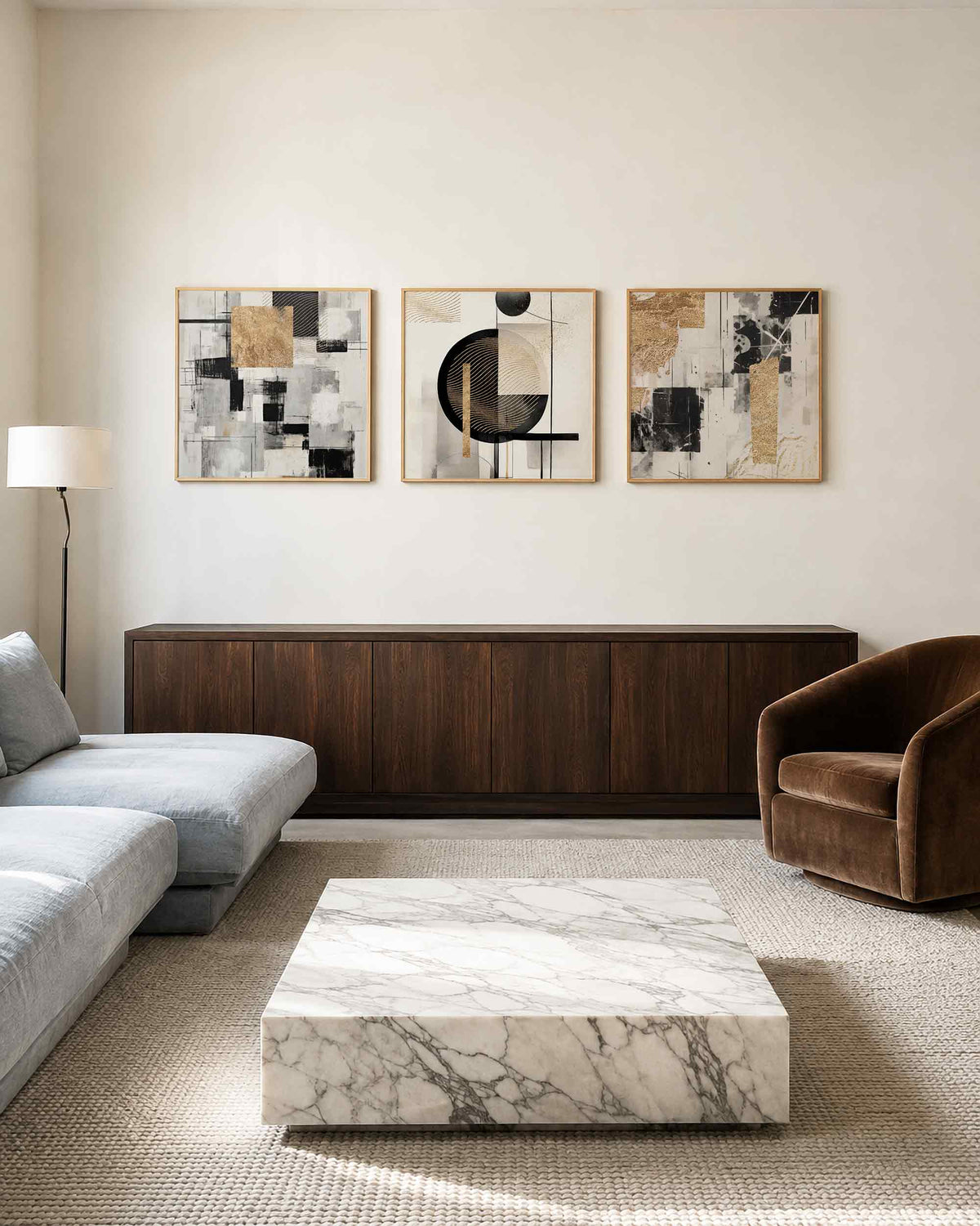 Interieurpresentatie van een driedelige vierkante posterset met zwart goud abstract
