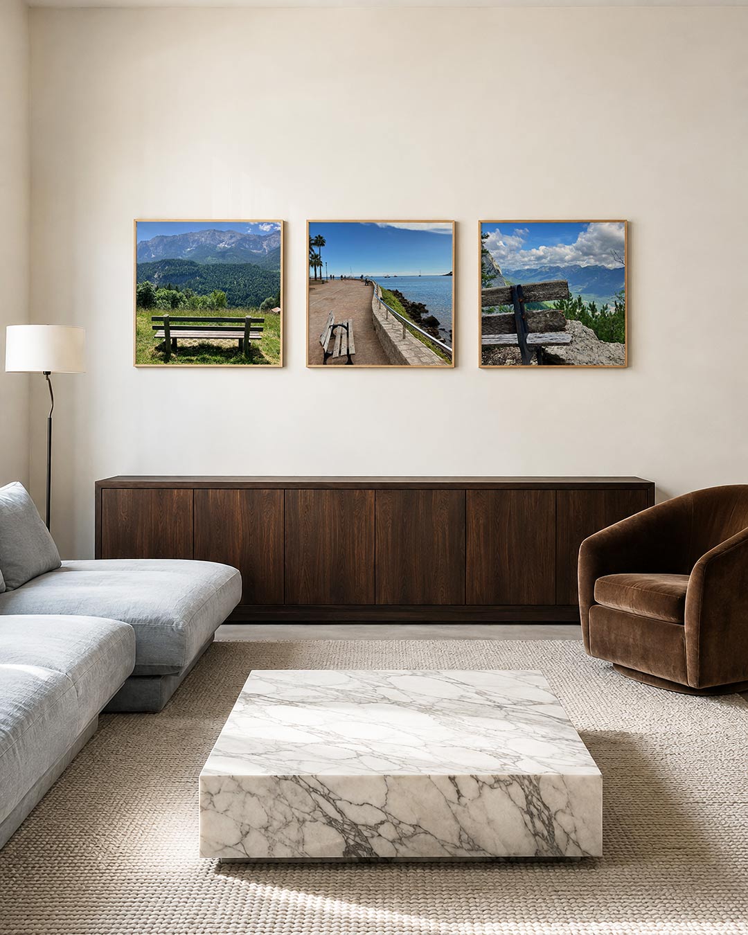 Interieur met vierkant fotografisch drieluik bankjes met uitzicht – Gerald Emming