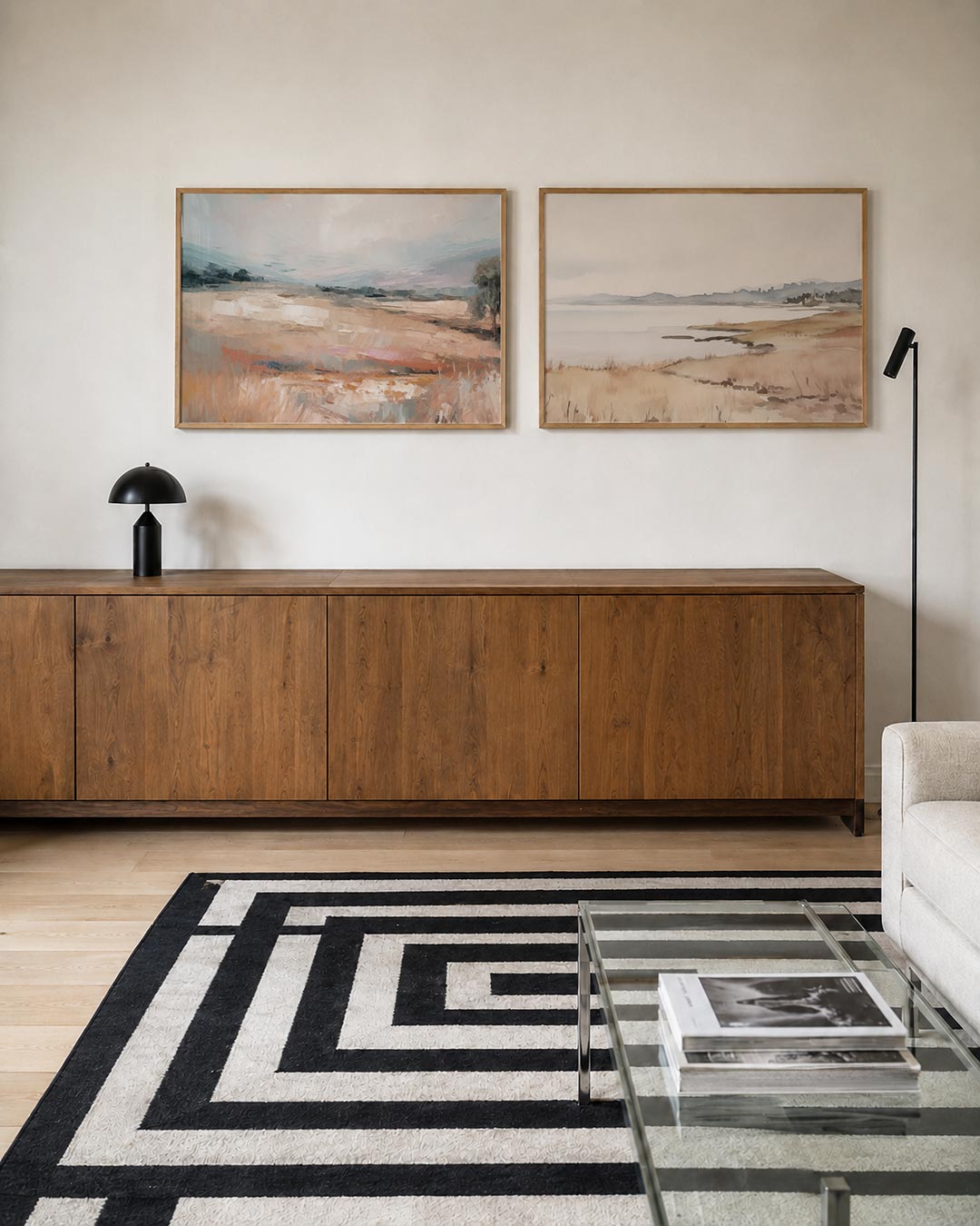 Tweedelige posterset met zachte, vloeiende kleurvlakken in beige, blauw en roze, getoond in een interieur
