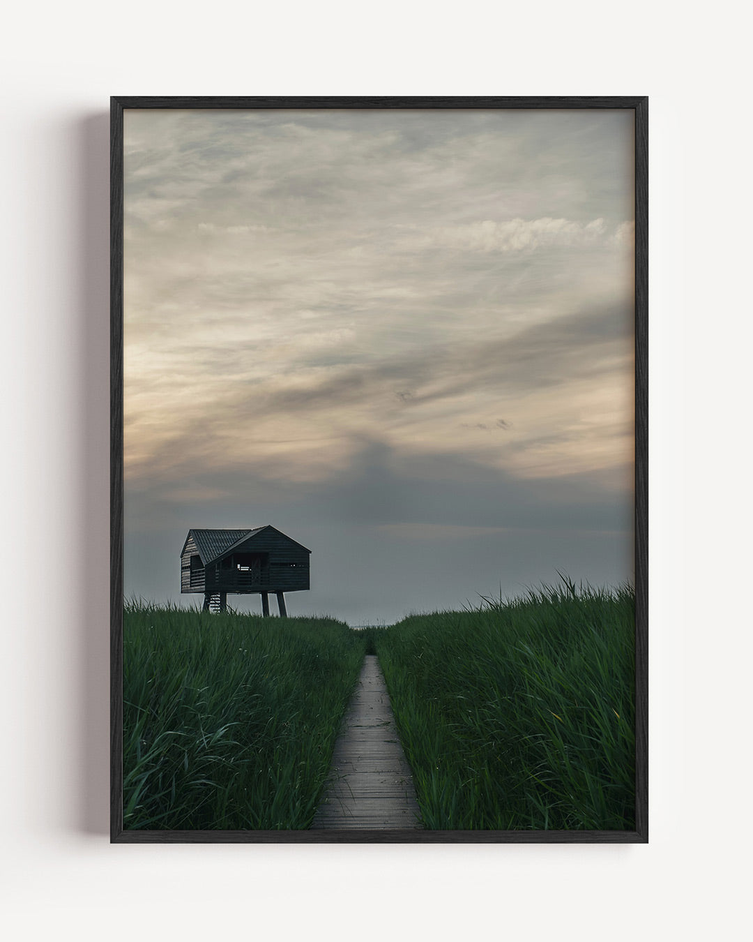 Houten huisje in gras Poster