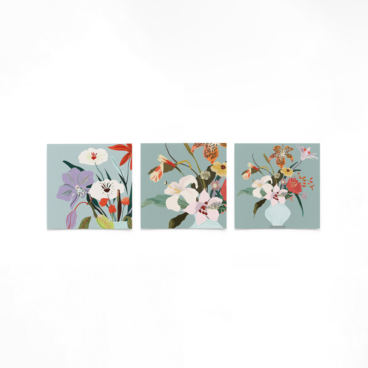 Drie vierkante posters met bloemen in vaas op een gebroken witte achtergrond