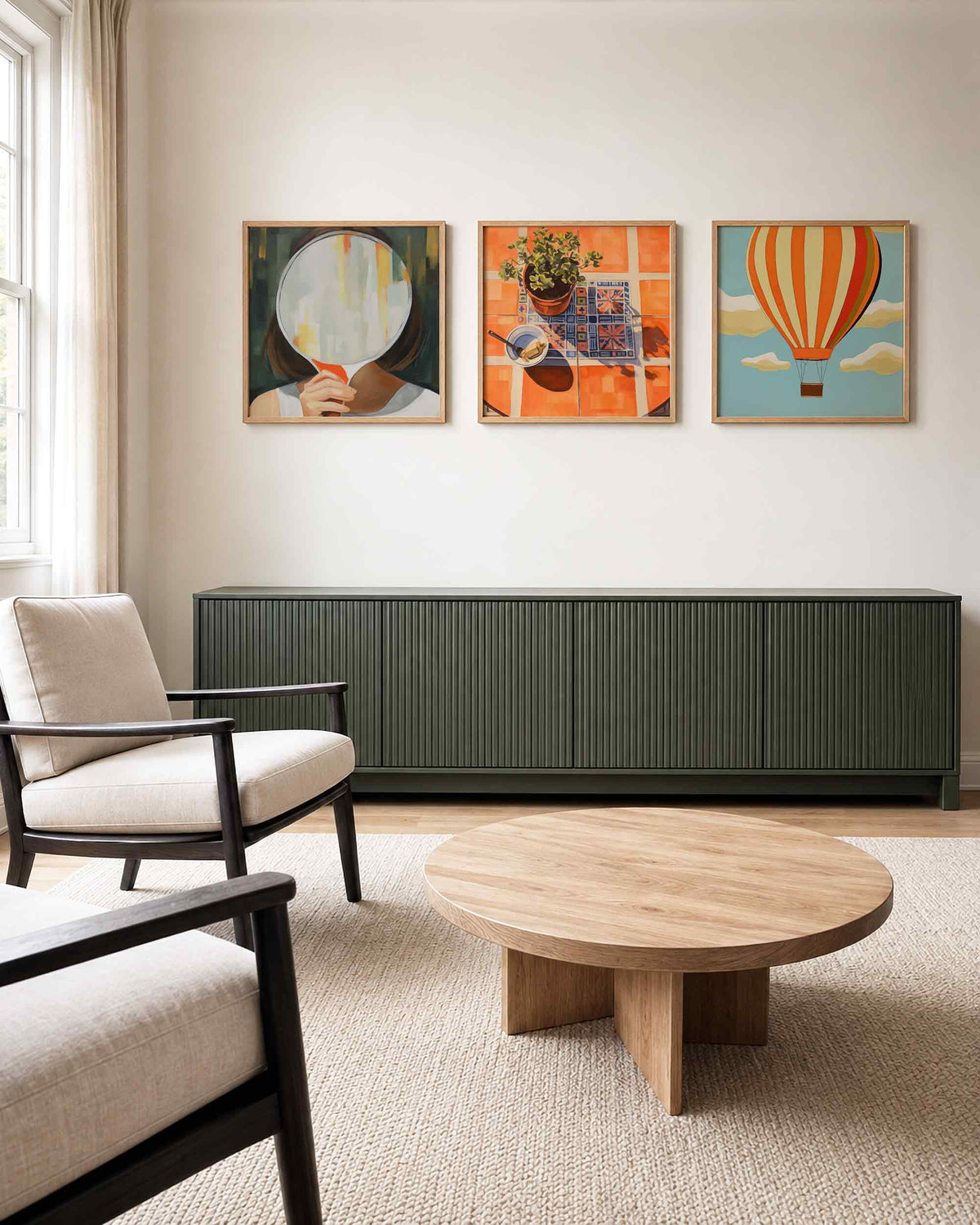 Interieurpresentatie van een driedelige vierkante posterset met spiegel plant luchtballon