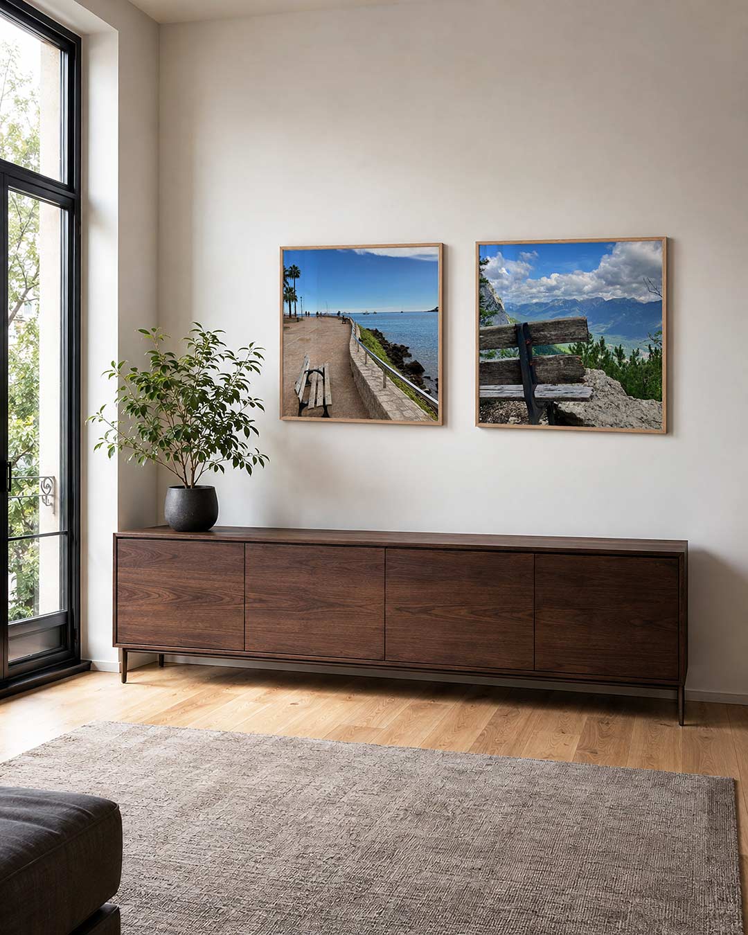 Interieur met vierkant fotografisch tweeluik banken aan zee en berg – Gerald Emming