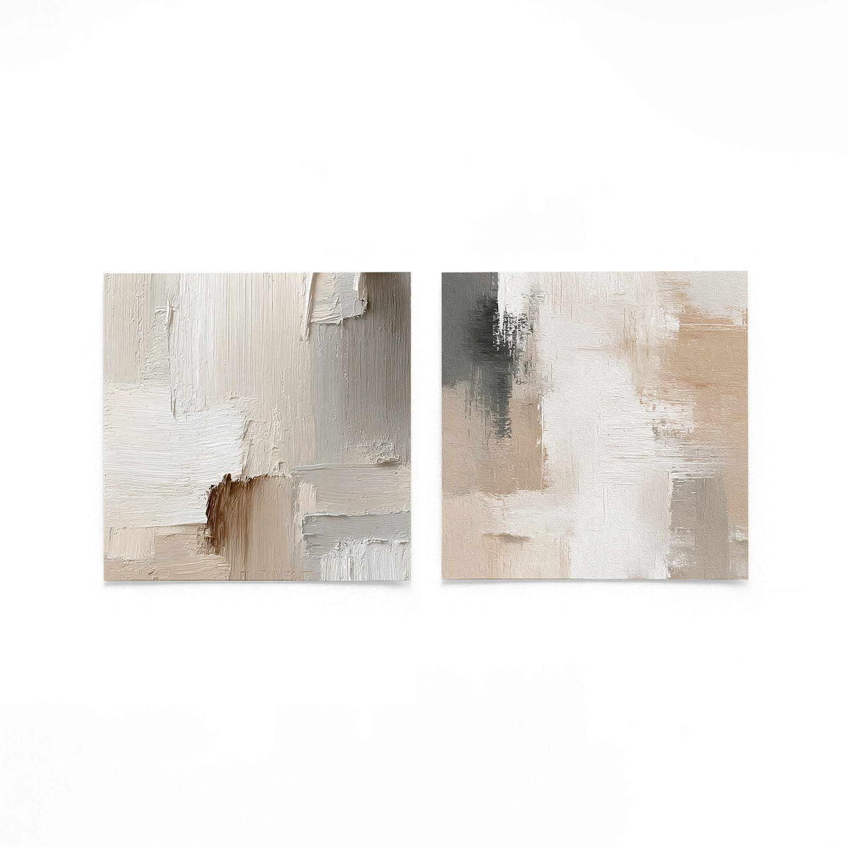 Twee vierkante posters met textuurvlakken op een gebroken witte achtergrond