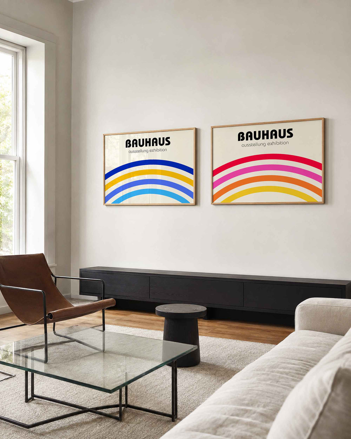 Interieurmockup van tweedelige landscape-posterset met kleurrijke gebogen banden