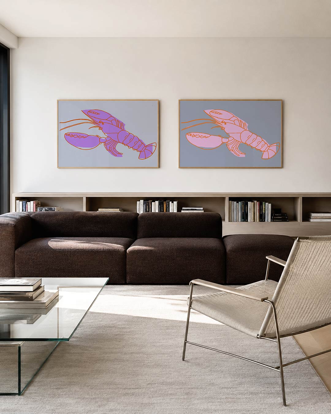 Twee liggende posters met een posterset in twee delen met een paarse kreeft, aan de muur in een interieur