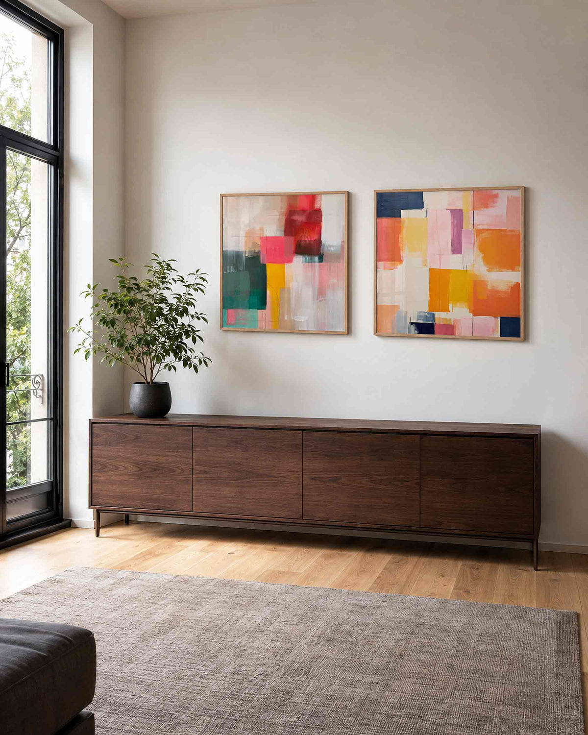 Interieurpresentatie van een tweedelige vierkante posterset met kleurvlakken abstract