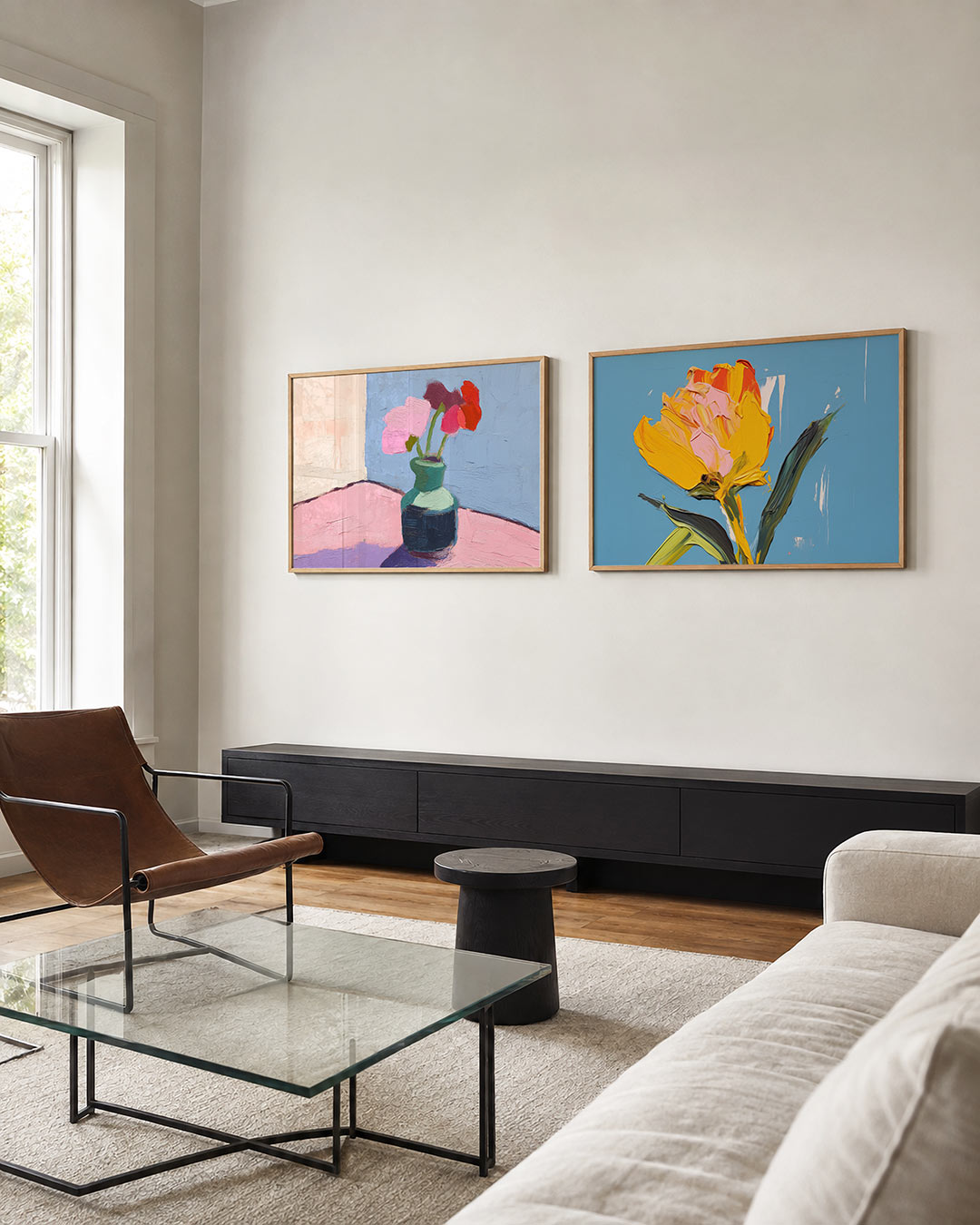 Tweedelige posterset met een vaas met bloemen in levendige kleuren, getoond in een interieur