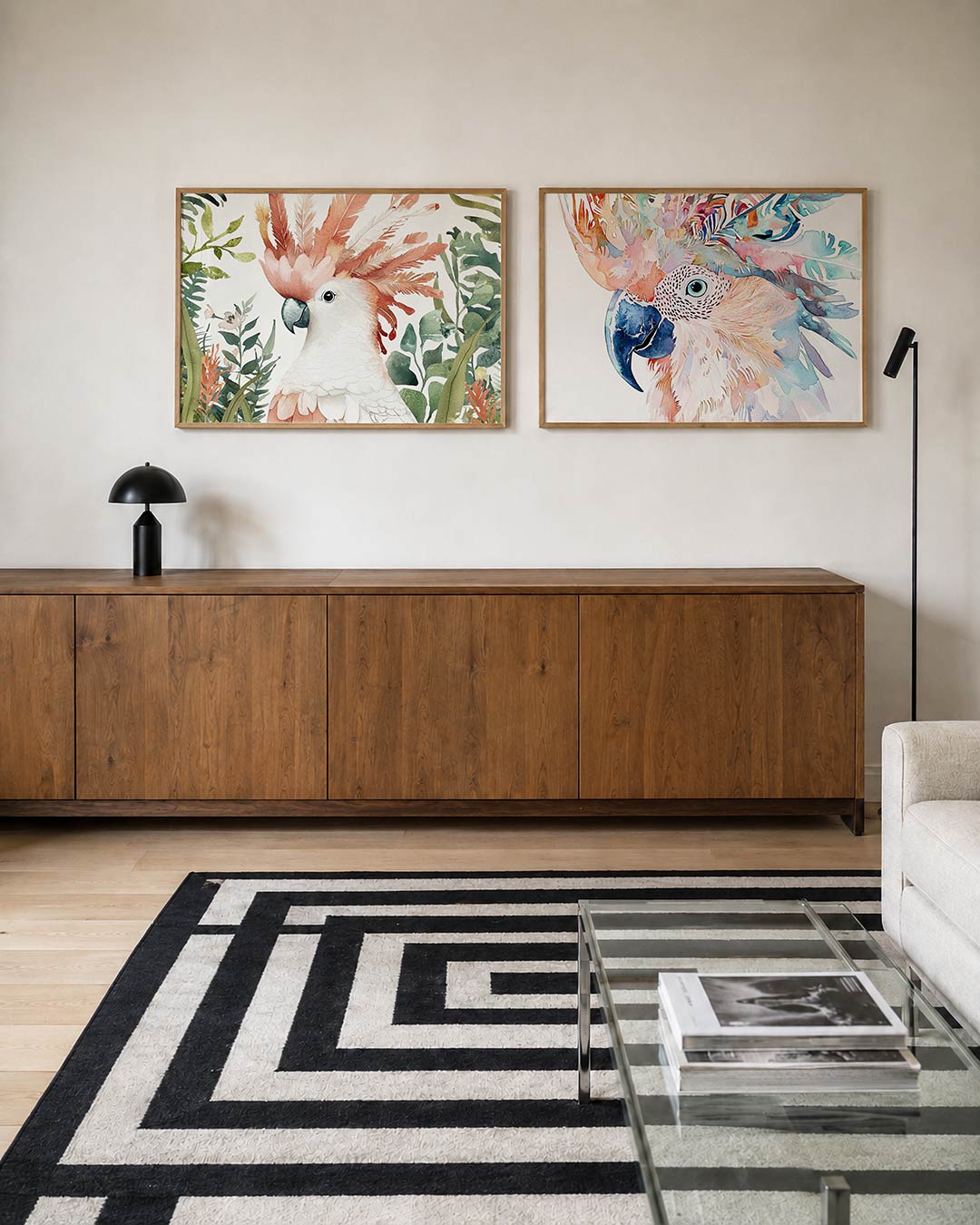 Twee liggende posters met een kleurrijke vogel met een opvallende kuif van roze en oranje veren, aan de muur in een interieur
