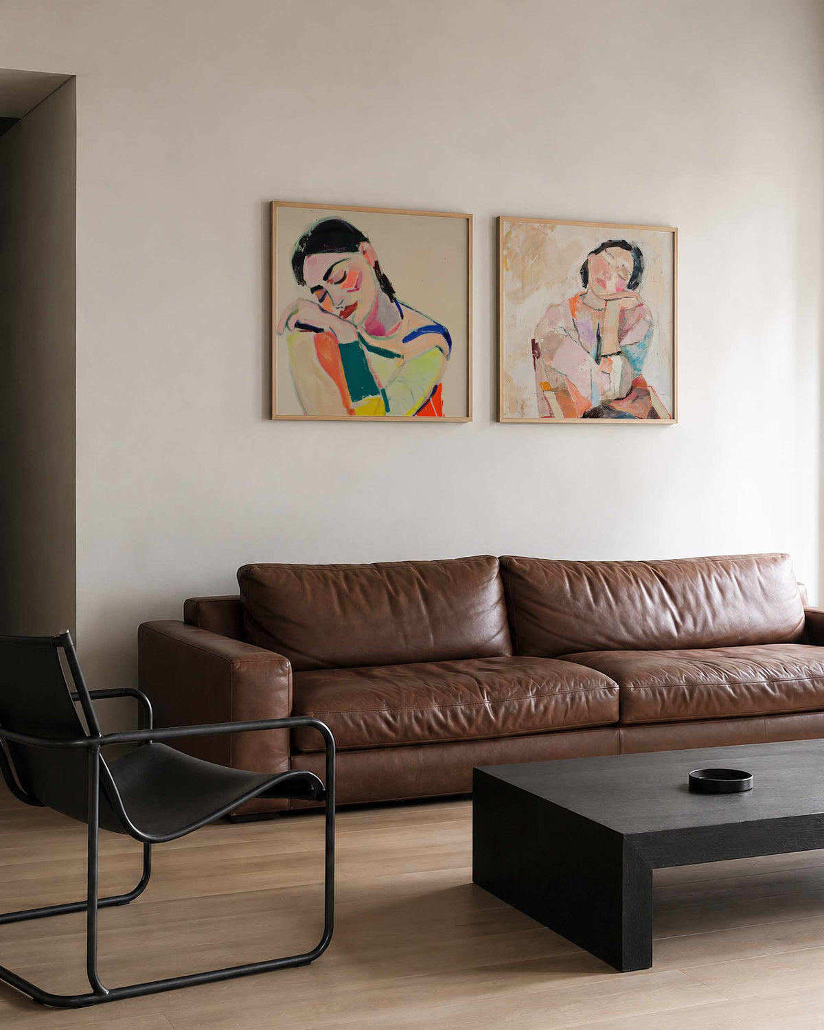 Interieurpresentatie van een tweedelige vierkante posterset met expressieve vrouwenportretten