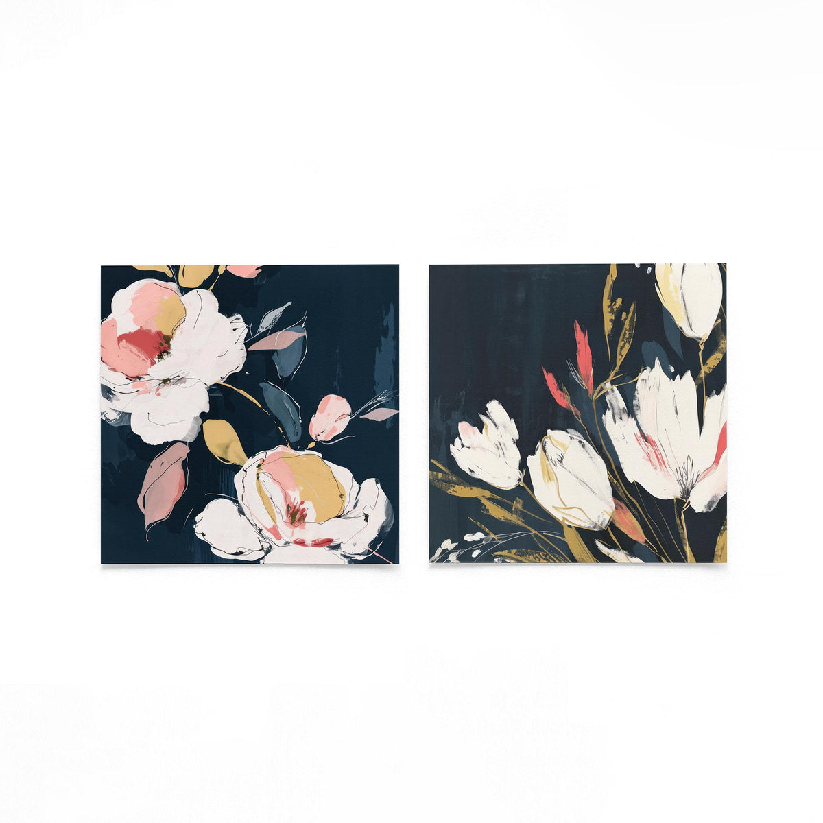 Twee vierkante posters met bloemen op donkere achtergrond op een gebroken witte achtergrond