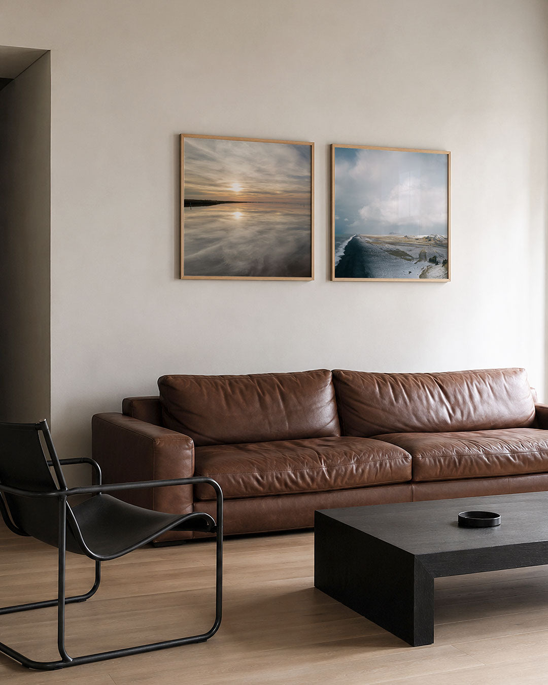 Interieur met vierkant fotografisch tweeluik stilte aan de horizon – Gerald Emming