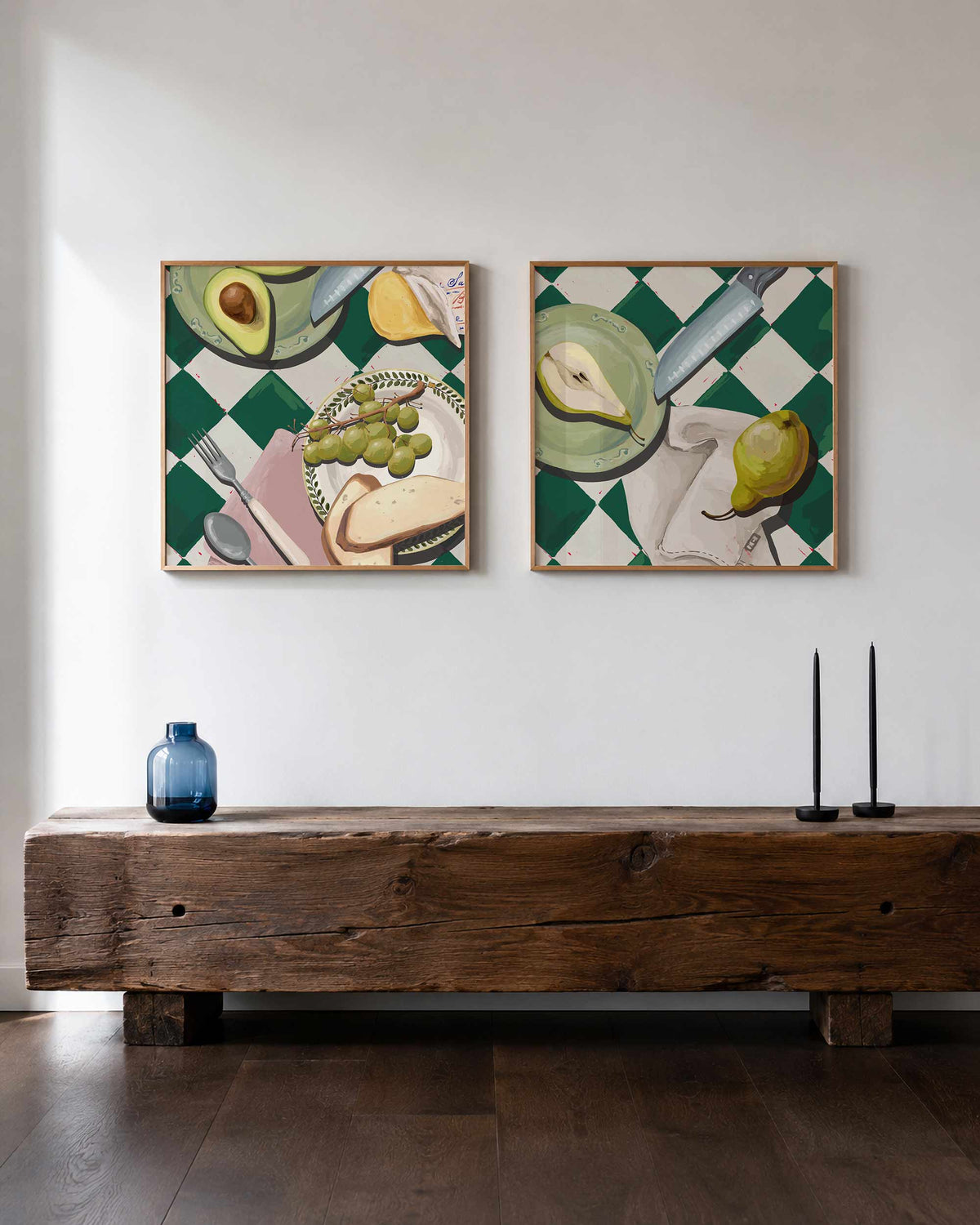 Interieurpresentatie van een tweedelige vierkante posterset met fruit en servies