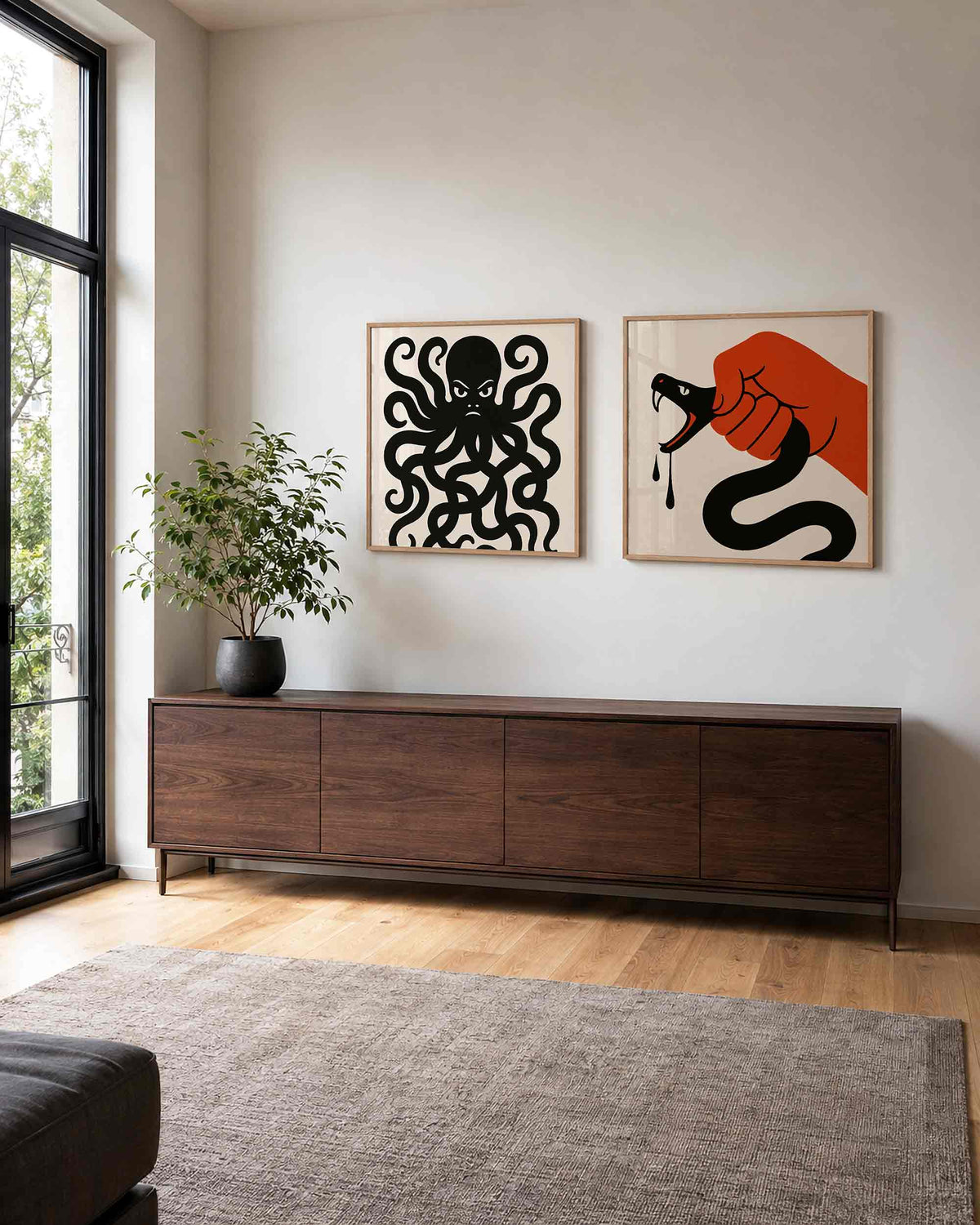 Interieurpresentatie van een tweedelige vierkante posterset met octopus en slang