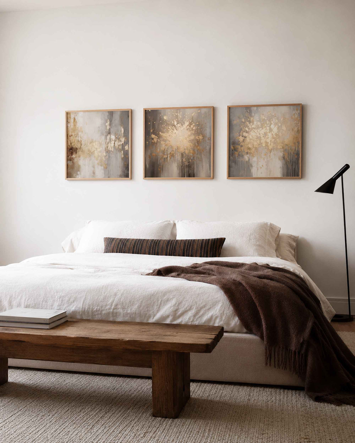 Interieurpresentatie van een driedelige vierkante posterset met abstracte goudtinten