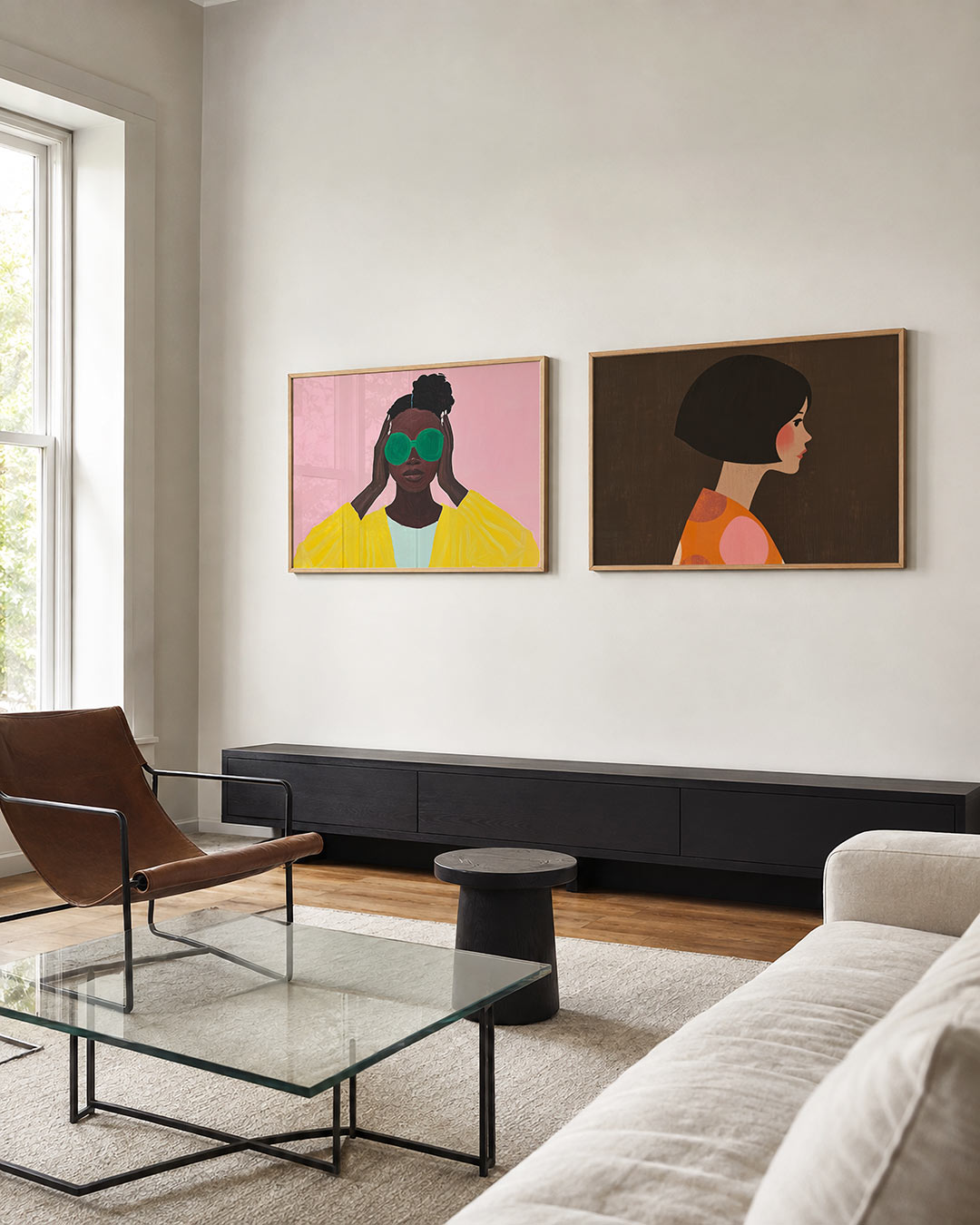 Tweedelige posterset met een vrouw met grote groene brillenglazen en een gele jas, getoond in een interieur