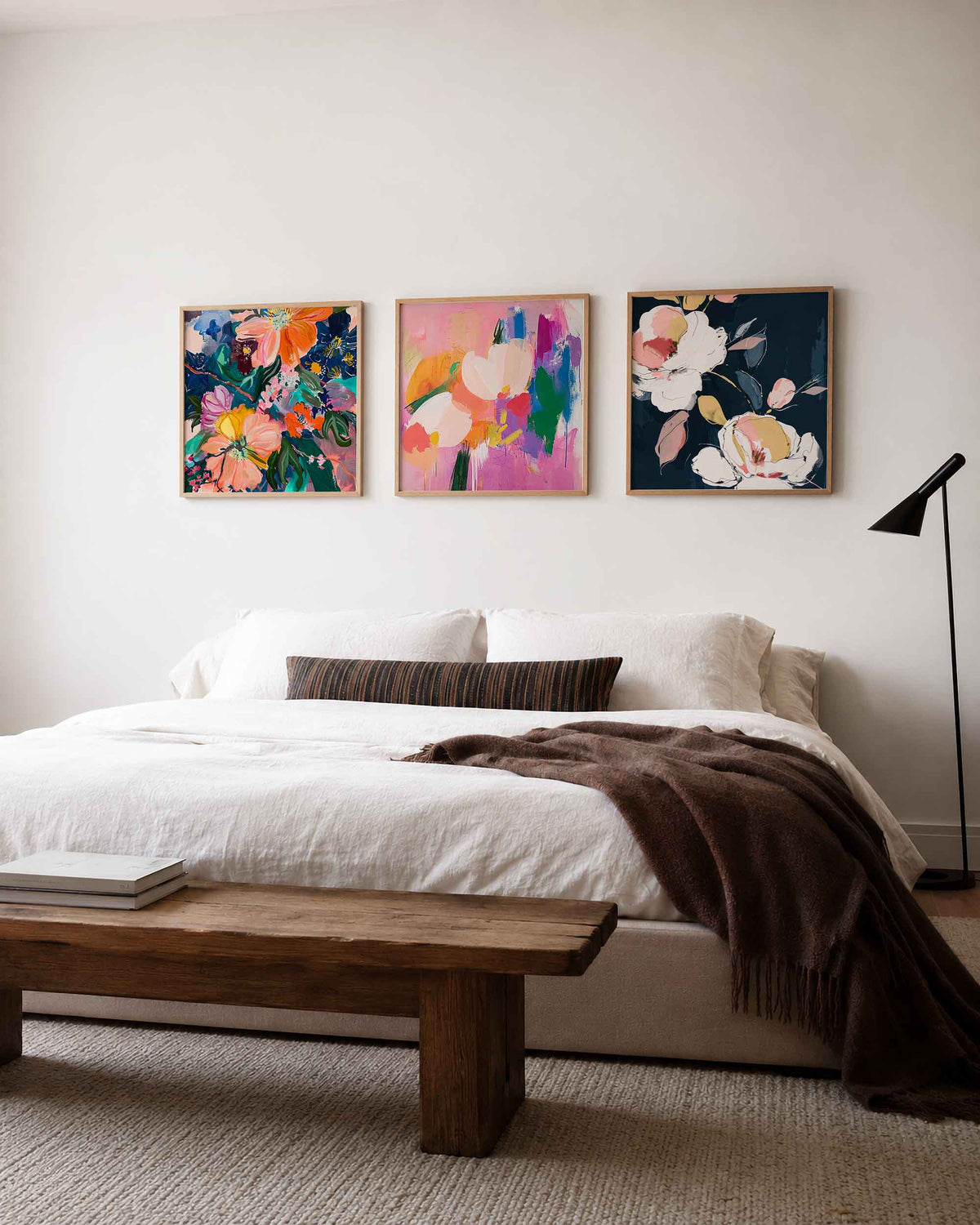 Interieurpresentatie van een driedelige vierkante posterset met kleurrijke bloemen