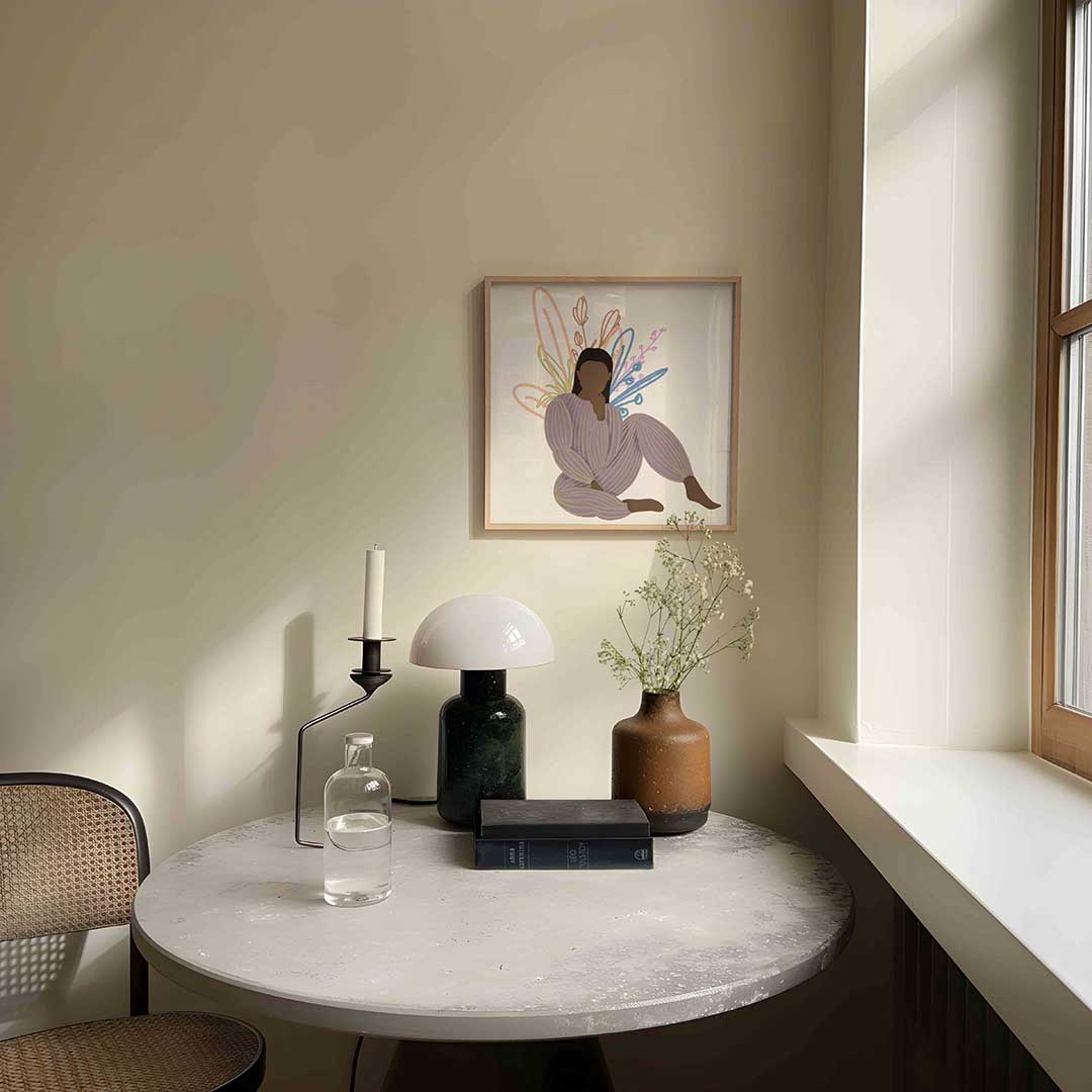 Zittende figuur met bloemen Poster