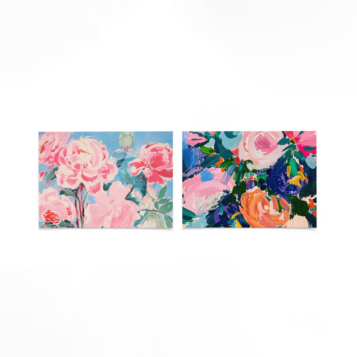 Twee liggende posters met roze en groene bloemen op een gebroken witte achtergrond