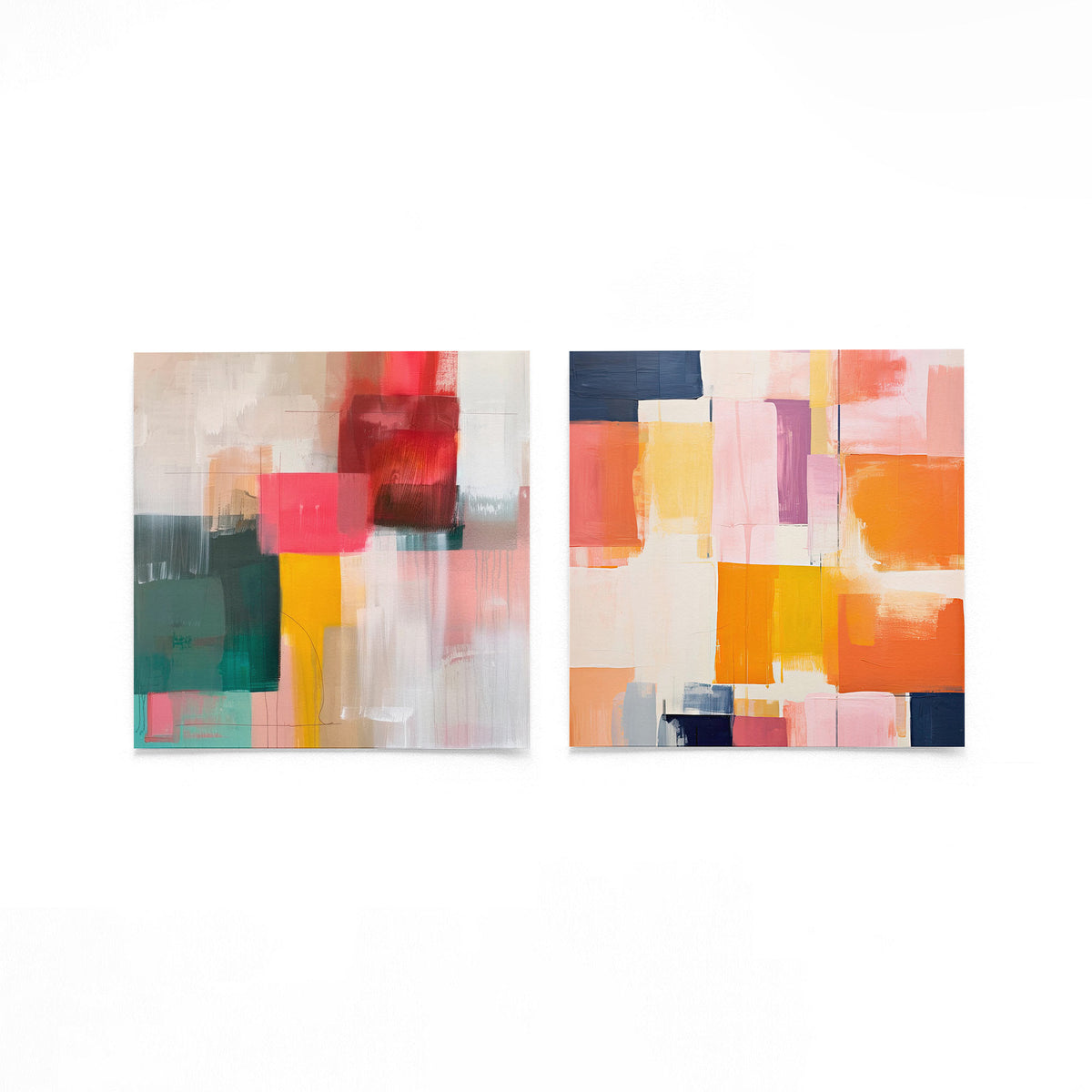 Twee vierkante posters met kleurvlakken abstract op een gebroken witte achtergrond