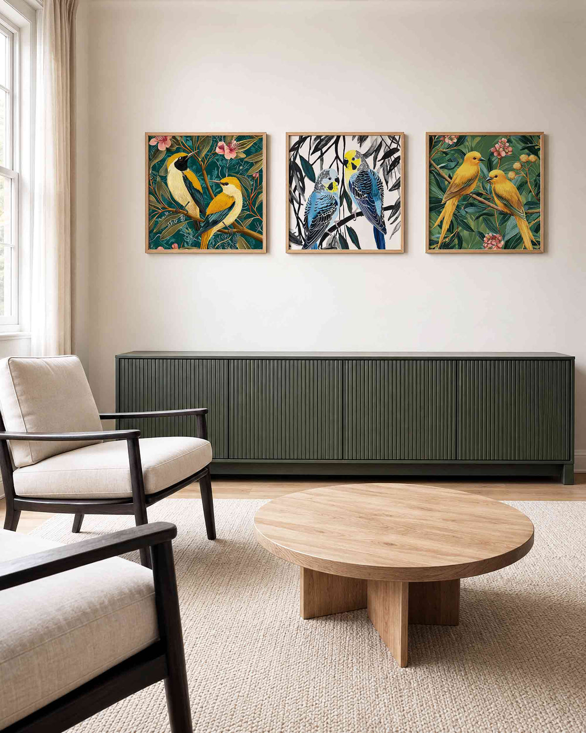 Interieurpresentatie van een driedelige vierkante posterset met tropische vogels