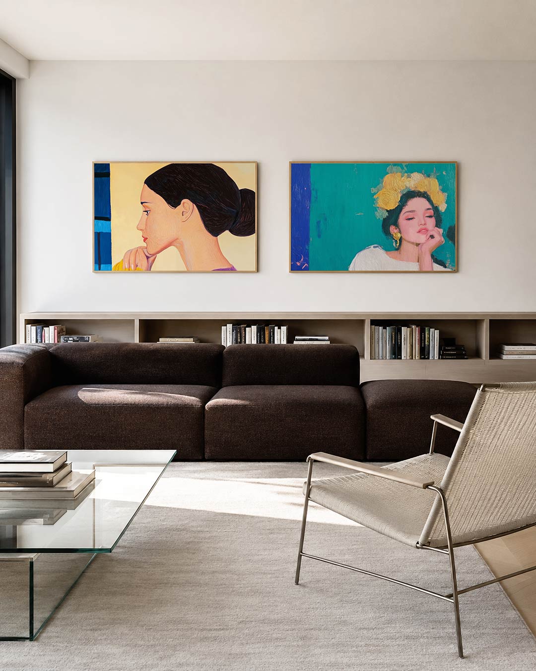 Tweedelige posterset met een zijaanzicht van een vrouw met een serene blik, getoond in een interieur