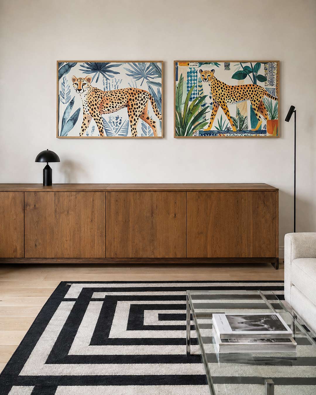 Tweedelige posterset met een sierlijke cheetah met zwarte stippen wandelt door een achtergrond, getoond in een interieur