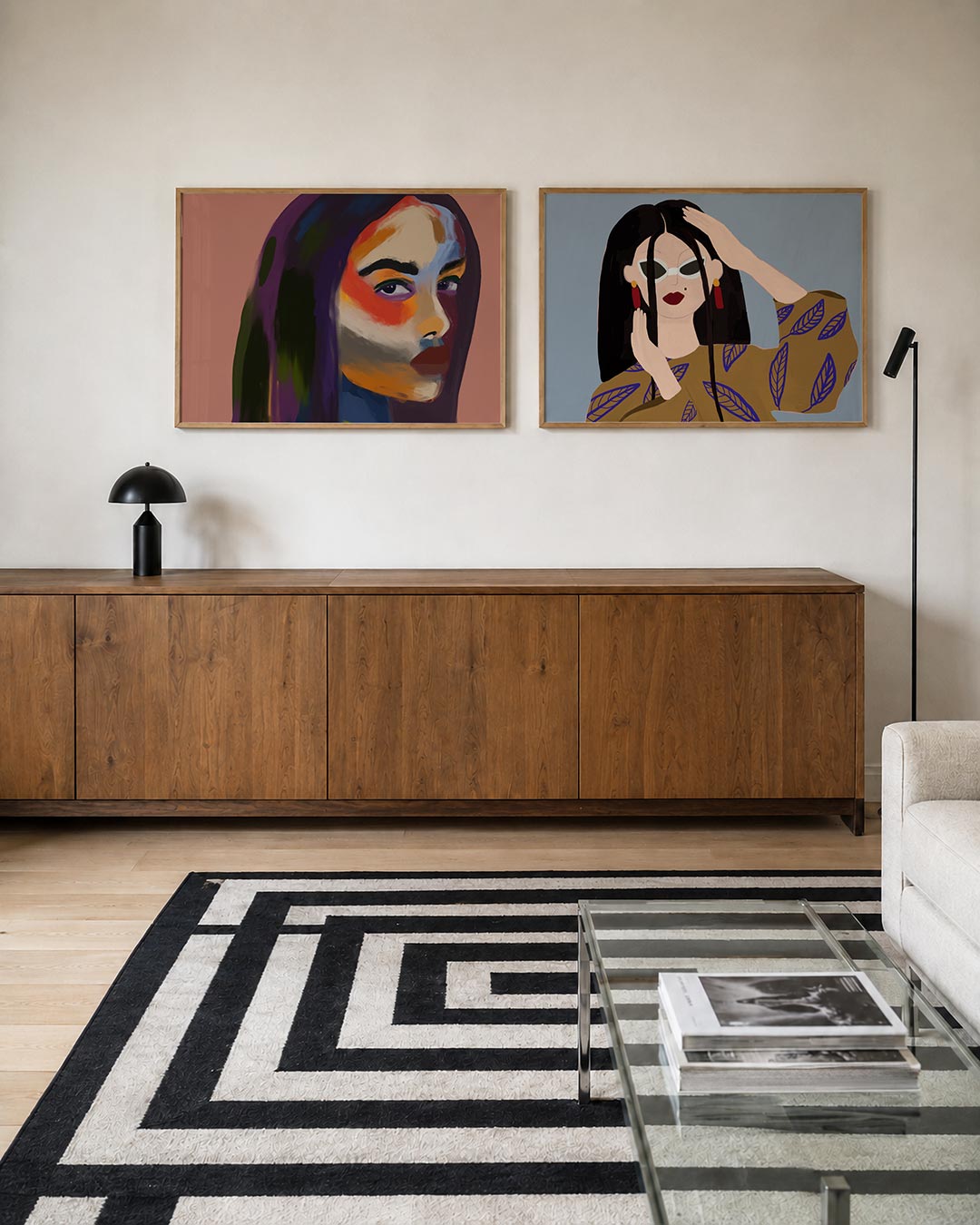 Tweedelige posterset met een gezicht met levendige kleurvlakken en vloeiende lijnen, getoond in een interieur