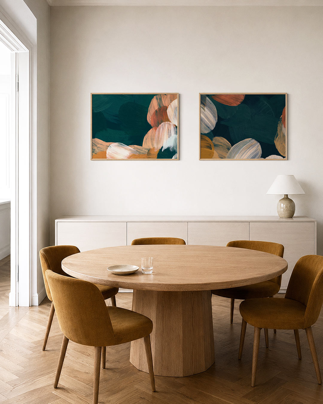 Tweedelige posterset met deze tweedelige posterset heeft borstelvegen in warme tinten, getoond in een interieur