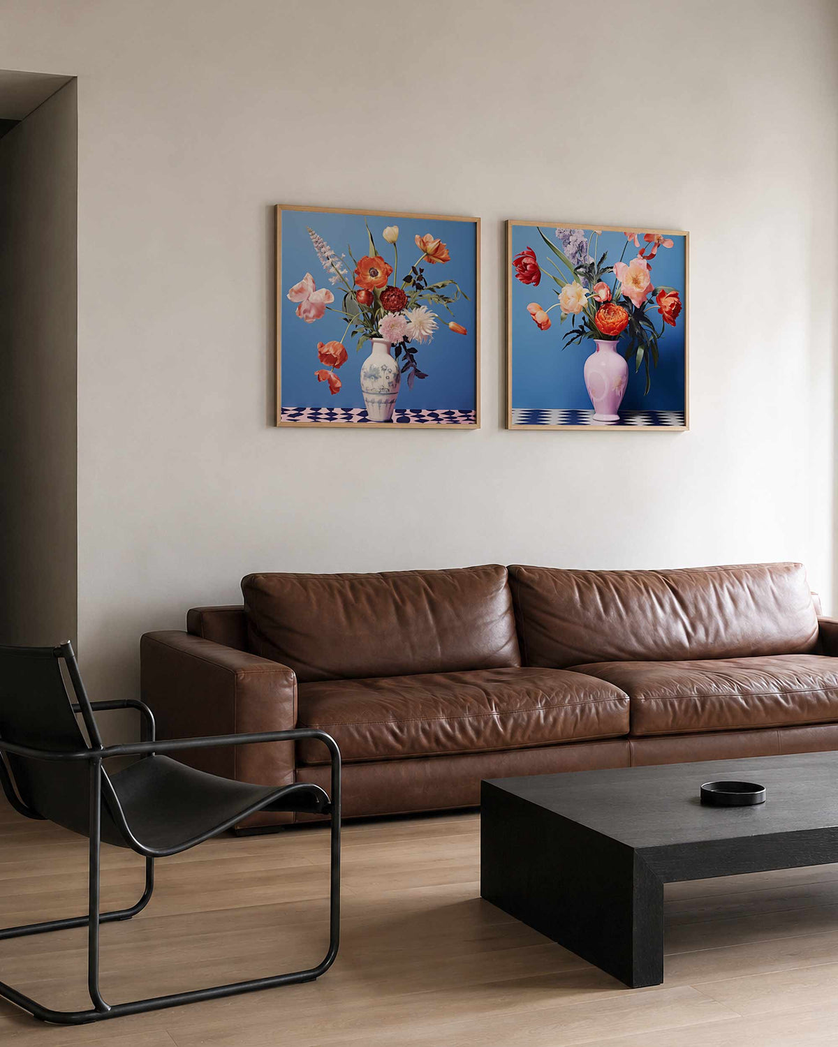Interieurpresentatie van een tweedelige vierkante posterset met bloemenboeketten in vazen