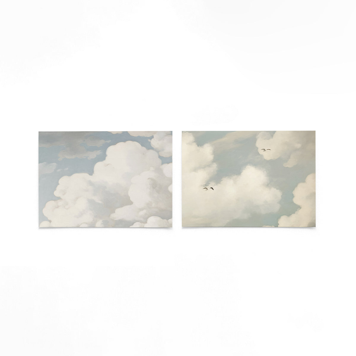 Twee liggende posters met zachte witte wolken tegen een lichtblauwe lucht op een gebroken witte achtergrond