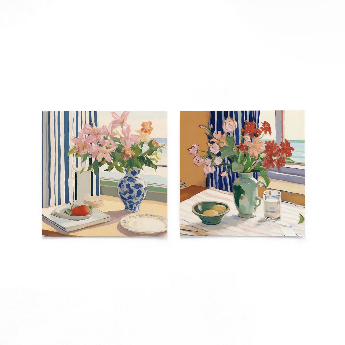 Twee vierkante posters met bloemen in gestreepte vazen op een gebroken witte achtergrond