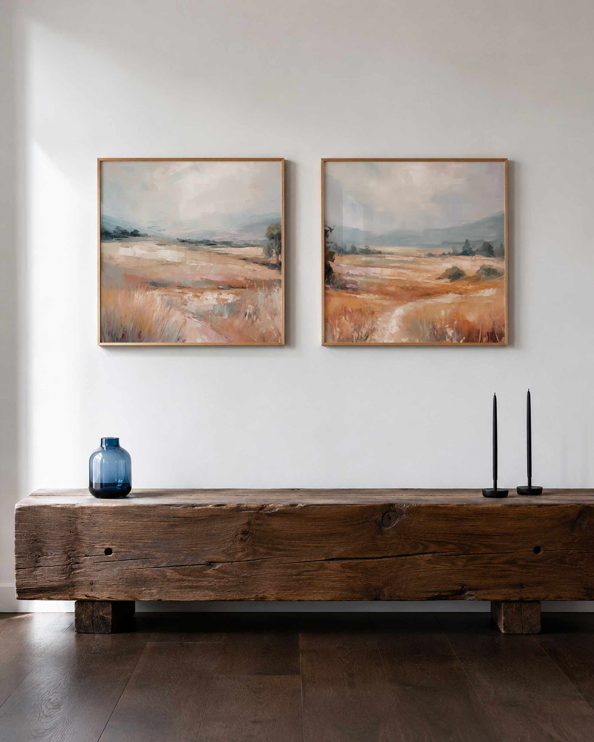 Interieurpresentatie van een tweedelige vierkante posterset met abstracte landschappen