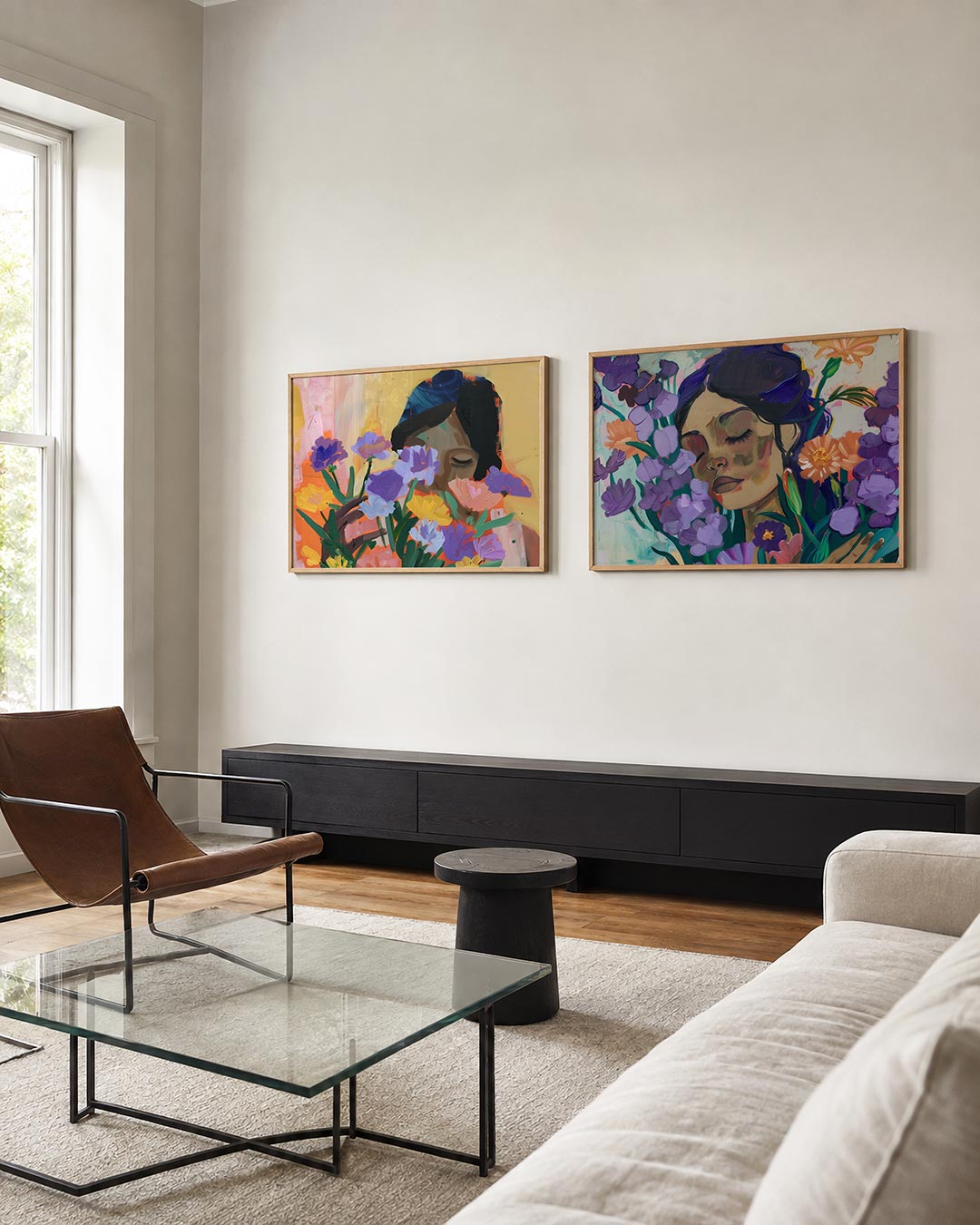 Twee liggende posters met levendige bloemen in paars, geel en roze, aan de muur in een interieur