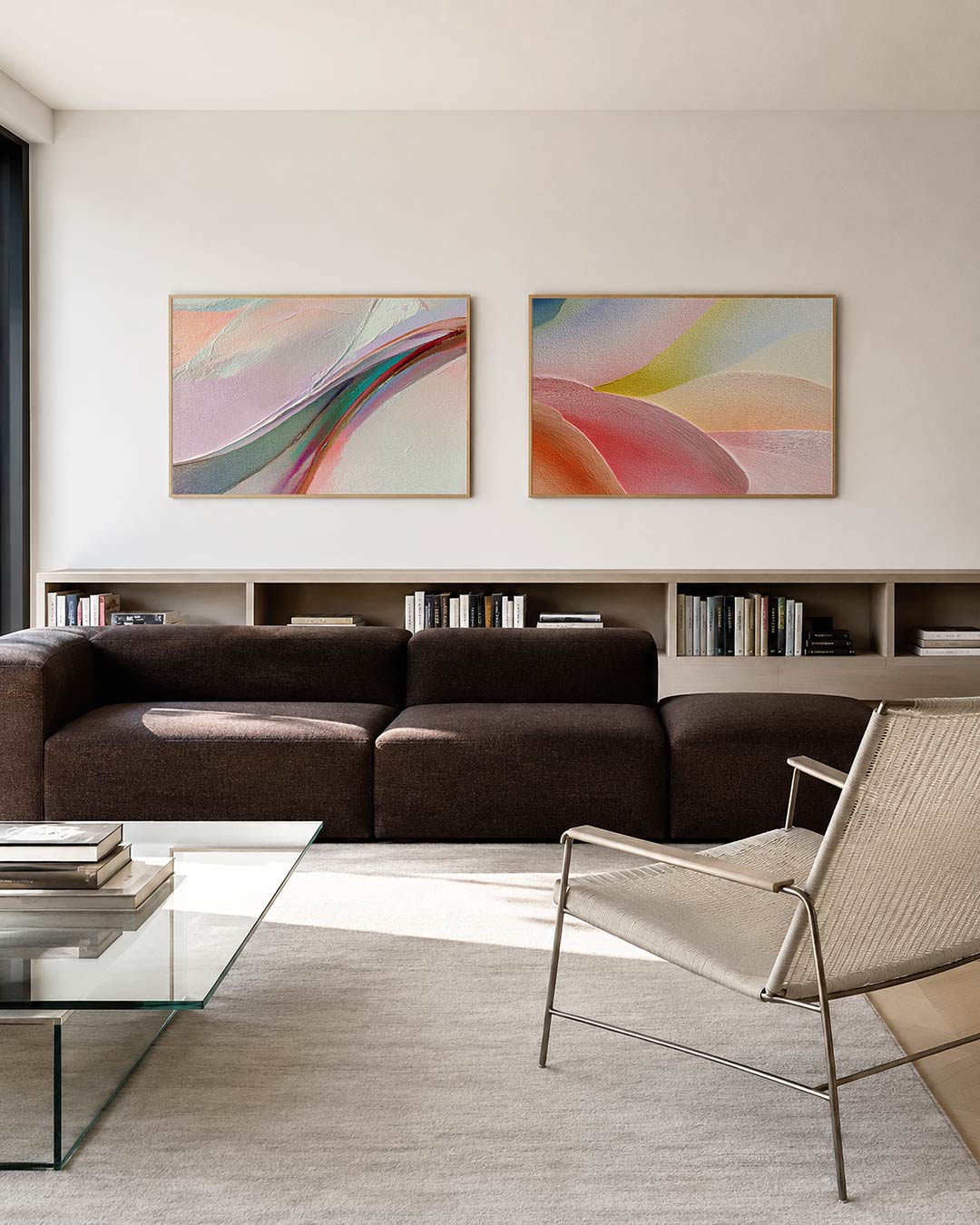 Tweedelige posterset met een vloeiende beweging van zachte pasteltinten, getoond in een interieur