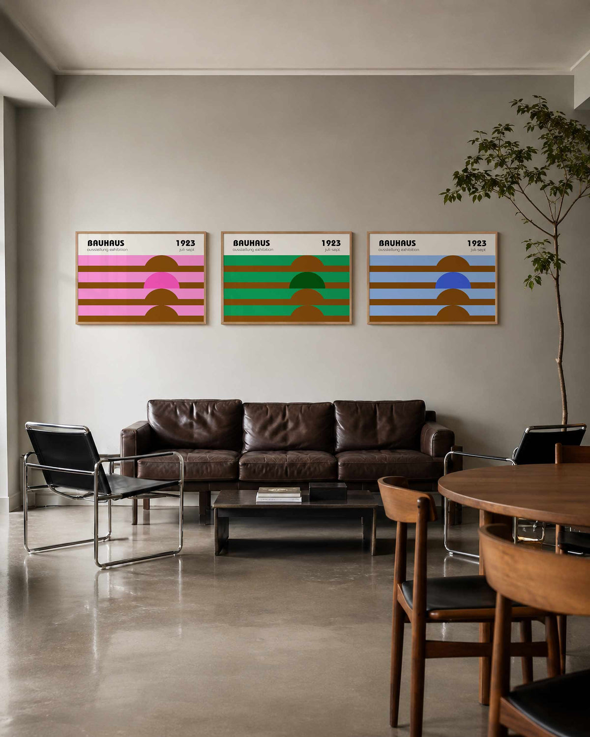 Interieurmockup van drieluik landscape-posterset met gestreepte halve cirkels